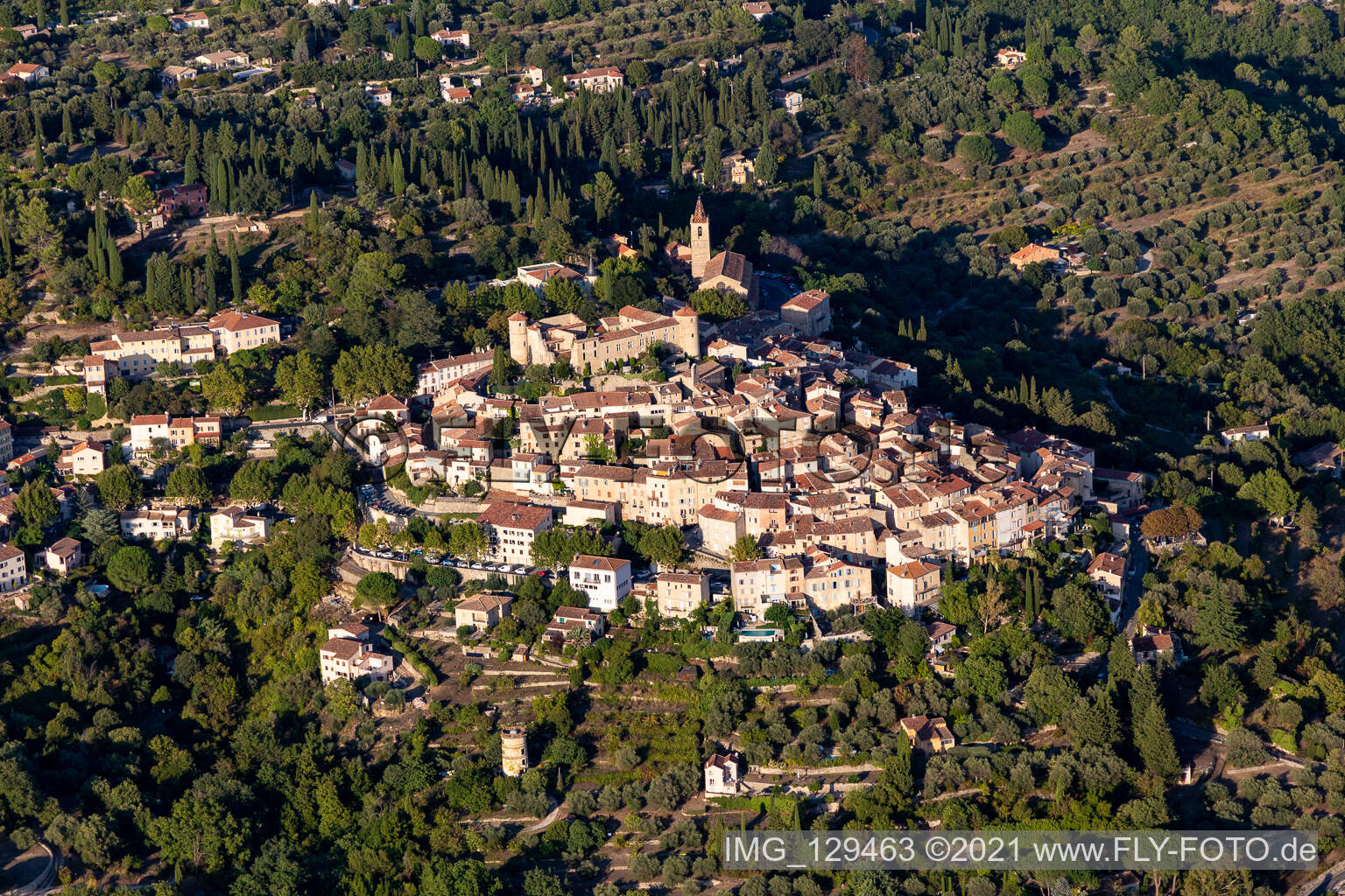Historische Ortsansicht der Straßen und Häuser der Wohngebiete auf einem Hügel im Var in Montauroux in Provence-Alpes-Cote d'Azur in Callian, Frankreich