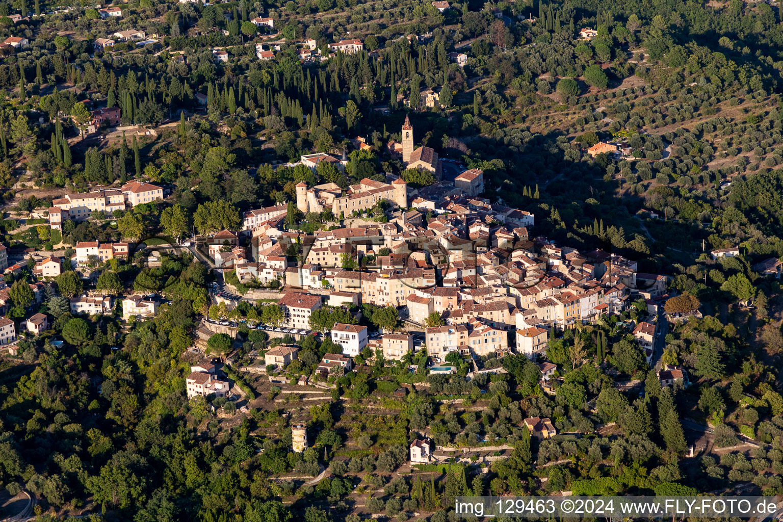 Historische Ortsansicht der Straßen und Häuser der Wohngebiete auf einem Hügel im Var in Montauroux in Provence-Alpes-Cote d'Azur in Callian, Frankreich