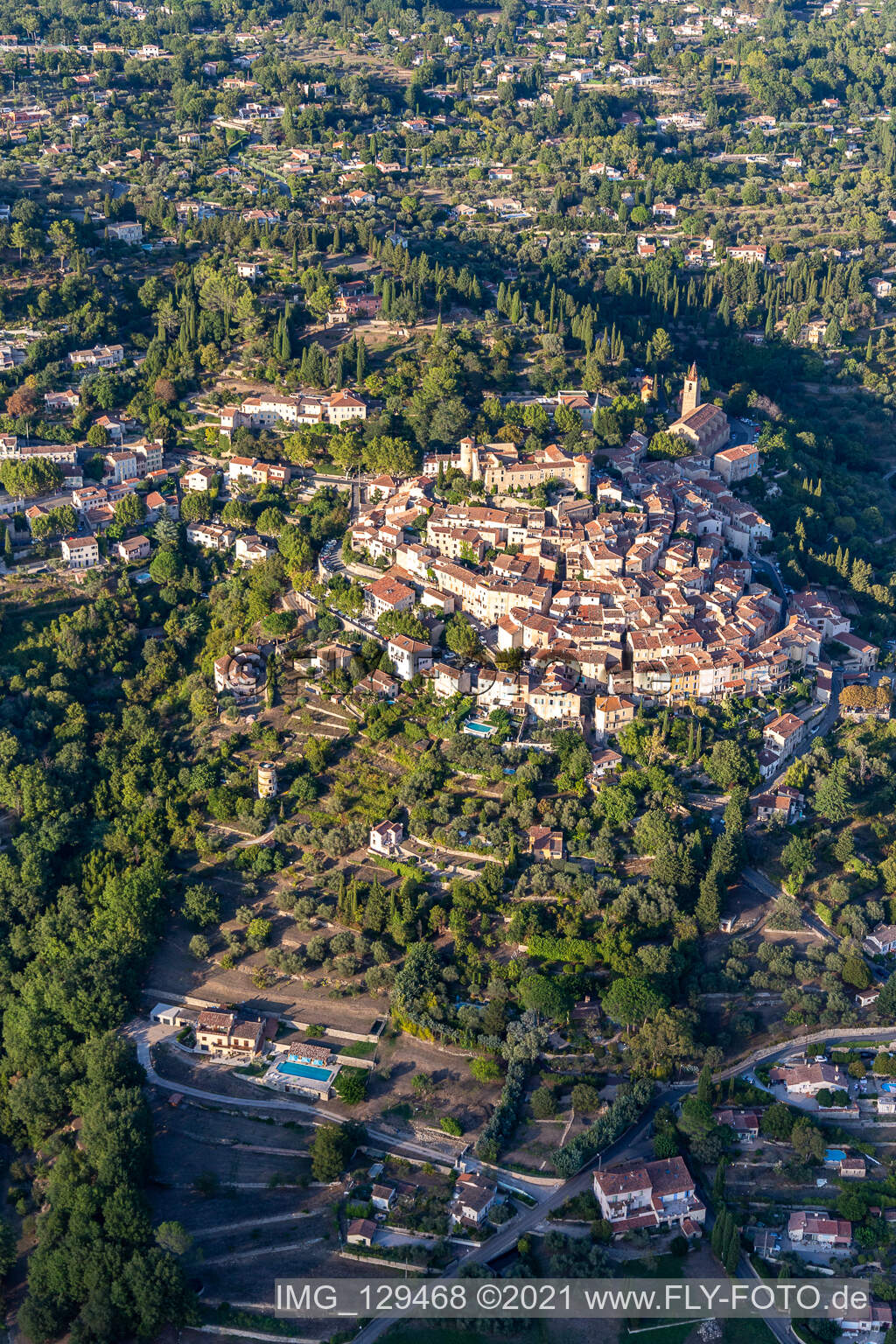 Luftbild von Historische Ortsansicht der Straßen und Häuser der Wohngebiete auf einem Hügel im Var in Montauroux in Provence-Alpes-Cote d'Azur in Callian, Frankreich