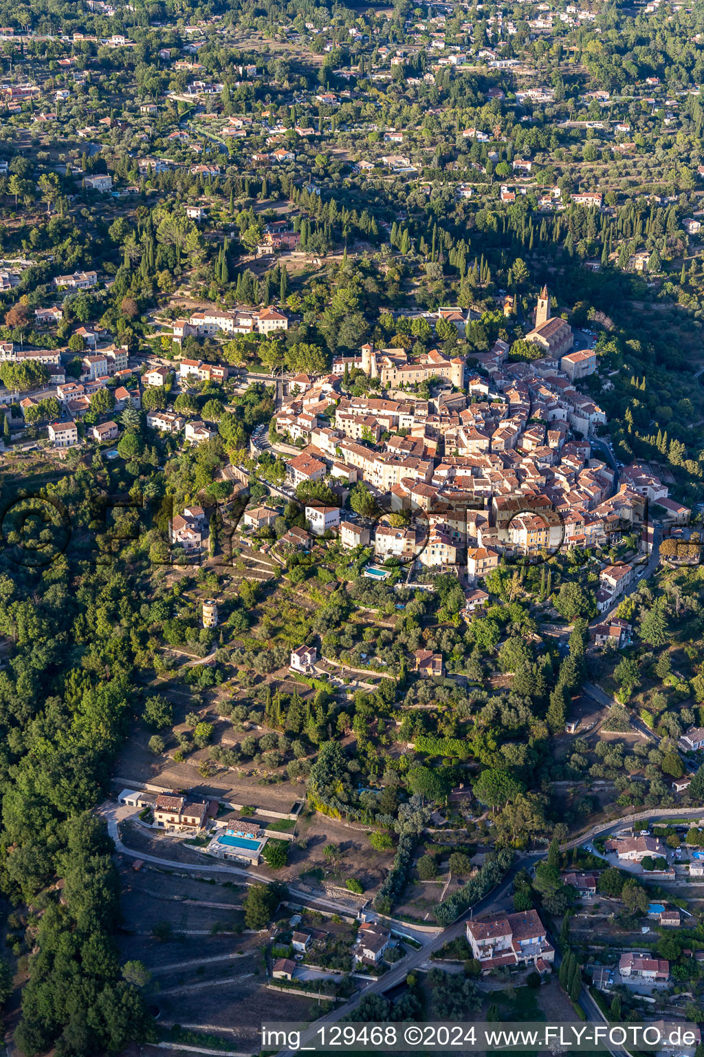 Luftbild von Historische Ortsansicht der Straßen und Häuser der Wohngebiete auf einem Hügel im Var in Montauroux in Provence-Alpes-Cote d'Azur in Callian, Frankreich