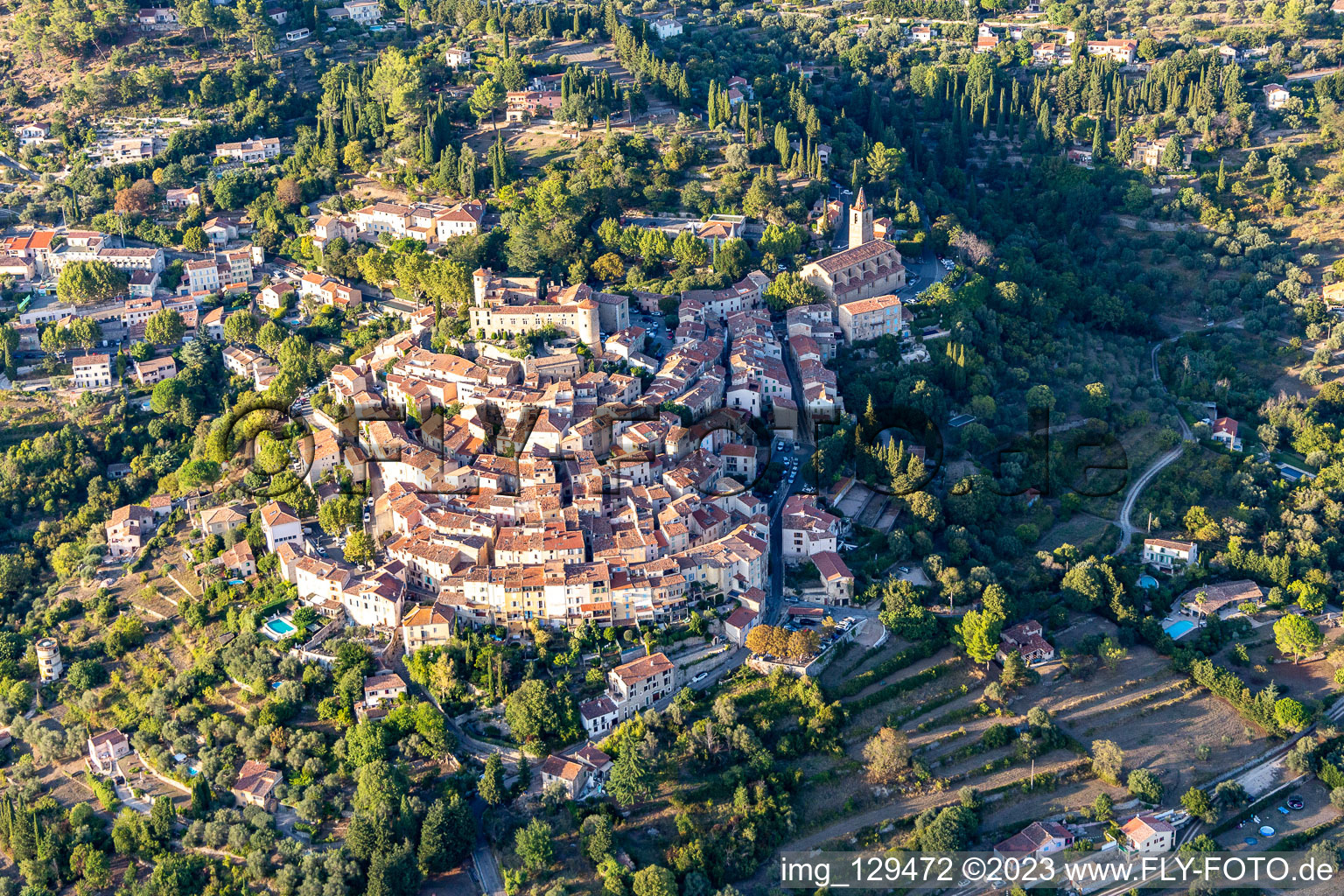 Luftaufnahme von Historische Ortsansicht der Straßen und Häuser der Wohngebiete auf einem Hügel im Var in Montauroux in Provence-Alpes-Cote d'Azur in Callian, Frankreich
