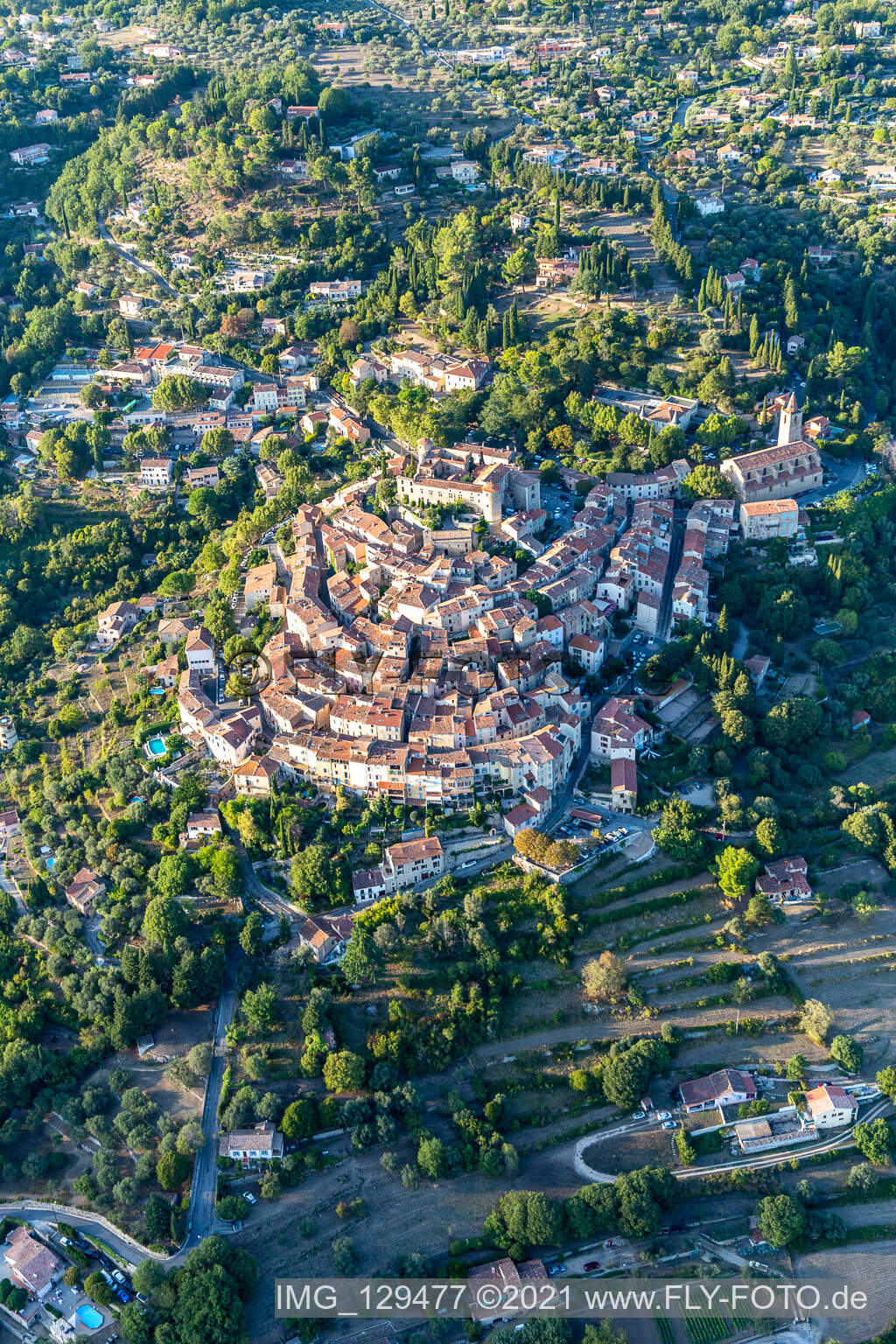 Schrägluftbild von Historische Ortsansicht der Straßen und Häuser der Wohngebiete auf einem Hügel im Var in Montauroux in Provence-Alpes-Cote d'Azur in Callian, Frankreich
