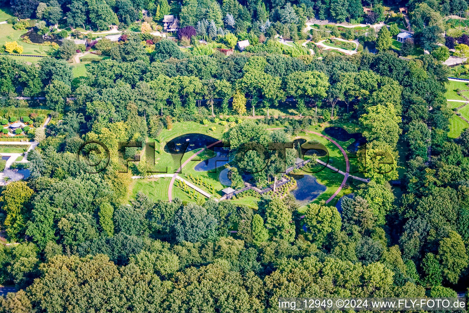 Luftbild von Gebäude und Schloßpark- Anlagen des Wasserschloß Kasteeltuinen Arcen in Arcen in Limburg, Niederlande