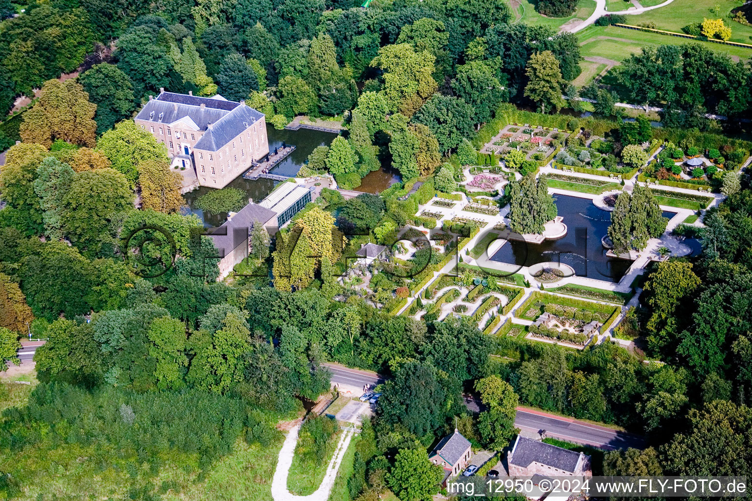 Luftaufnahme von Gebäude und Schloßpark- Anlagen des Wasserschloß Kasteeltuinen Arcen in Arcen in Limburg, Niederlande