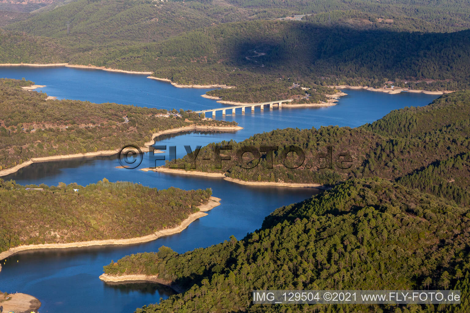 Schrägluftbild von Stausee: Lac cassien - Fayence in Montauroux im Bundesland Var, Frankreich