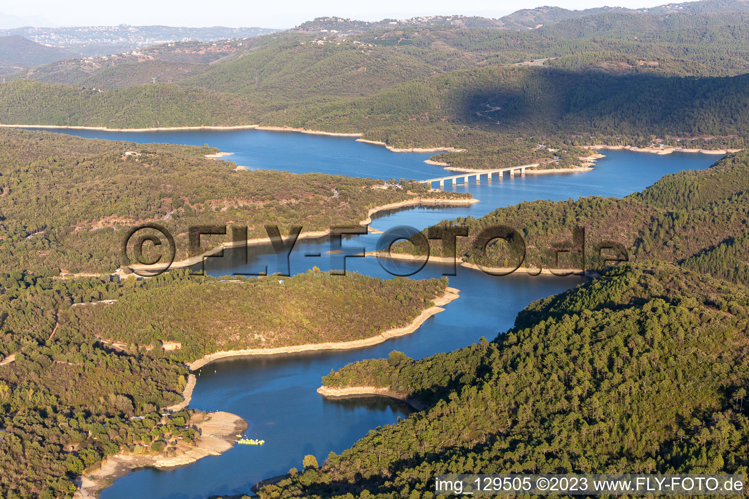 Staubecken und Uferbereiche am Stausee Lac de Saint cassien in Tanneron in Provence-Alpes-Cote d'Azur in Montauroux im Bundesland Var, Frankreich