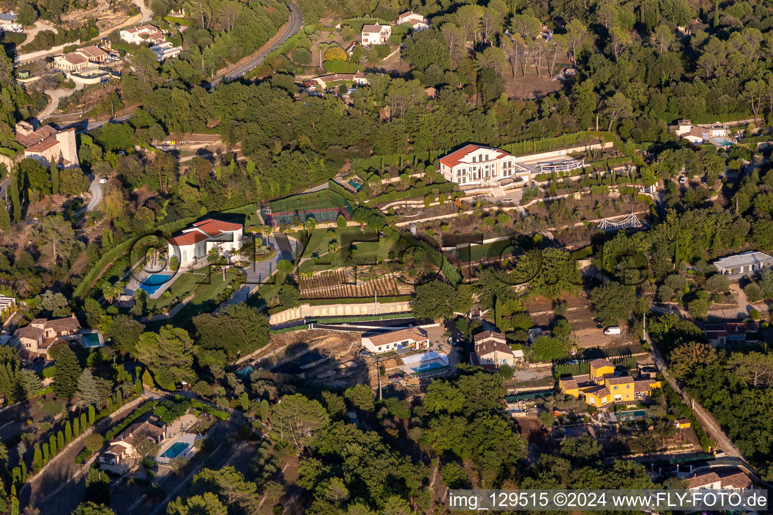 Luxus- Villa - Einfamilienhaus mit Terrassenpark, Tennisplatz und Pool in Montauroux in Provence-Alpes-Cote d'Azur im Bundesland Var, Frankreich