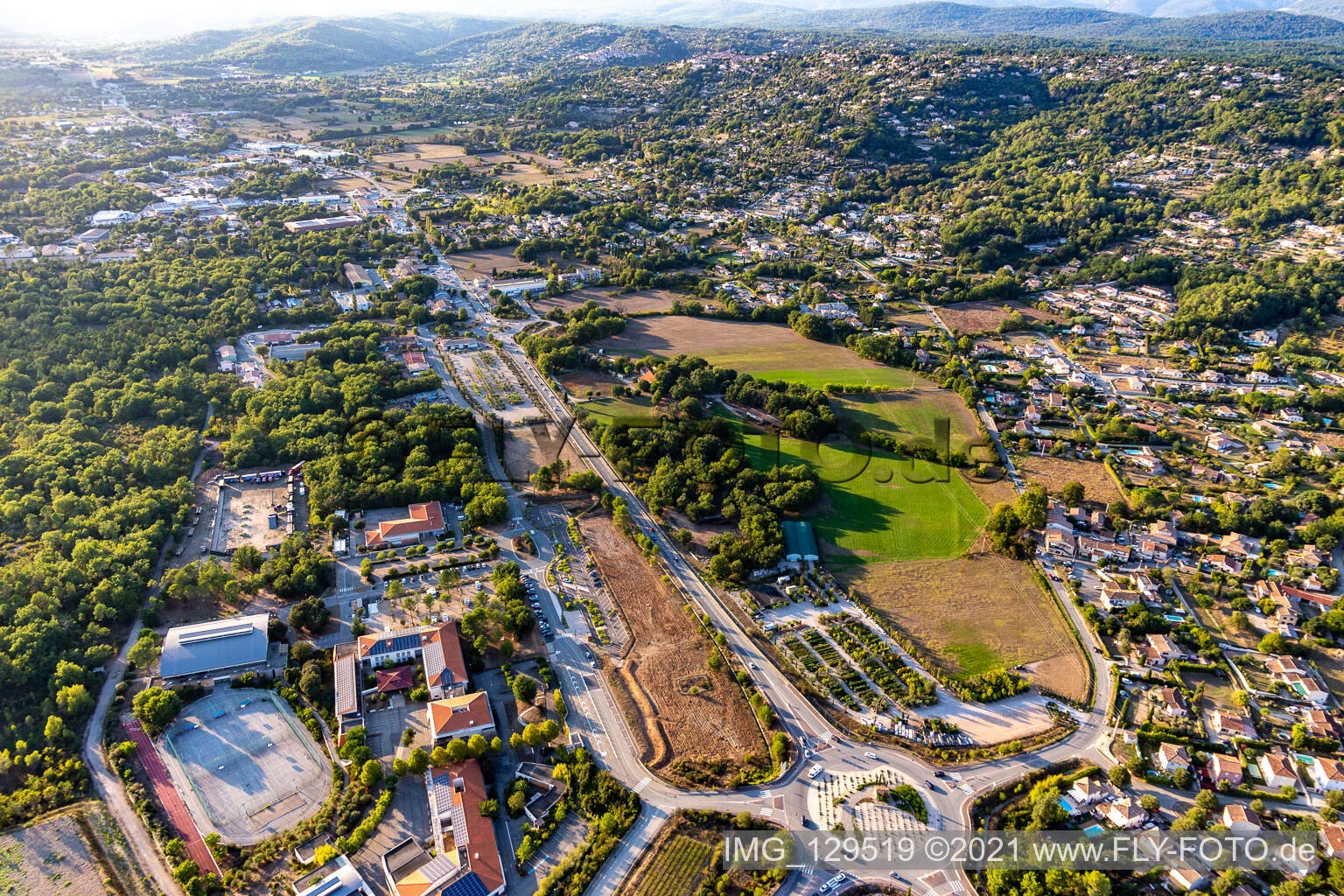 Drohnenbild von Montauroux im Bundesland Var, Frankreich