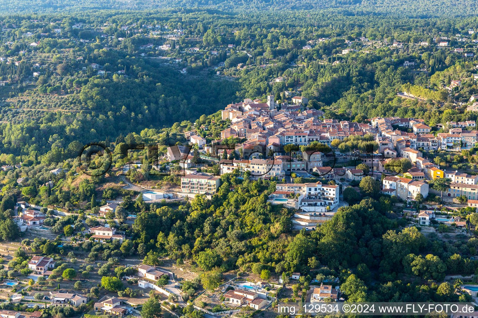 Callian im Bundesland Var, Frankreich aus der Vogelperspektive