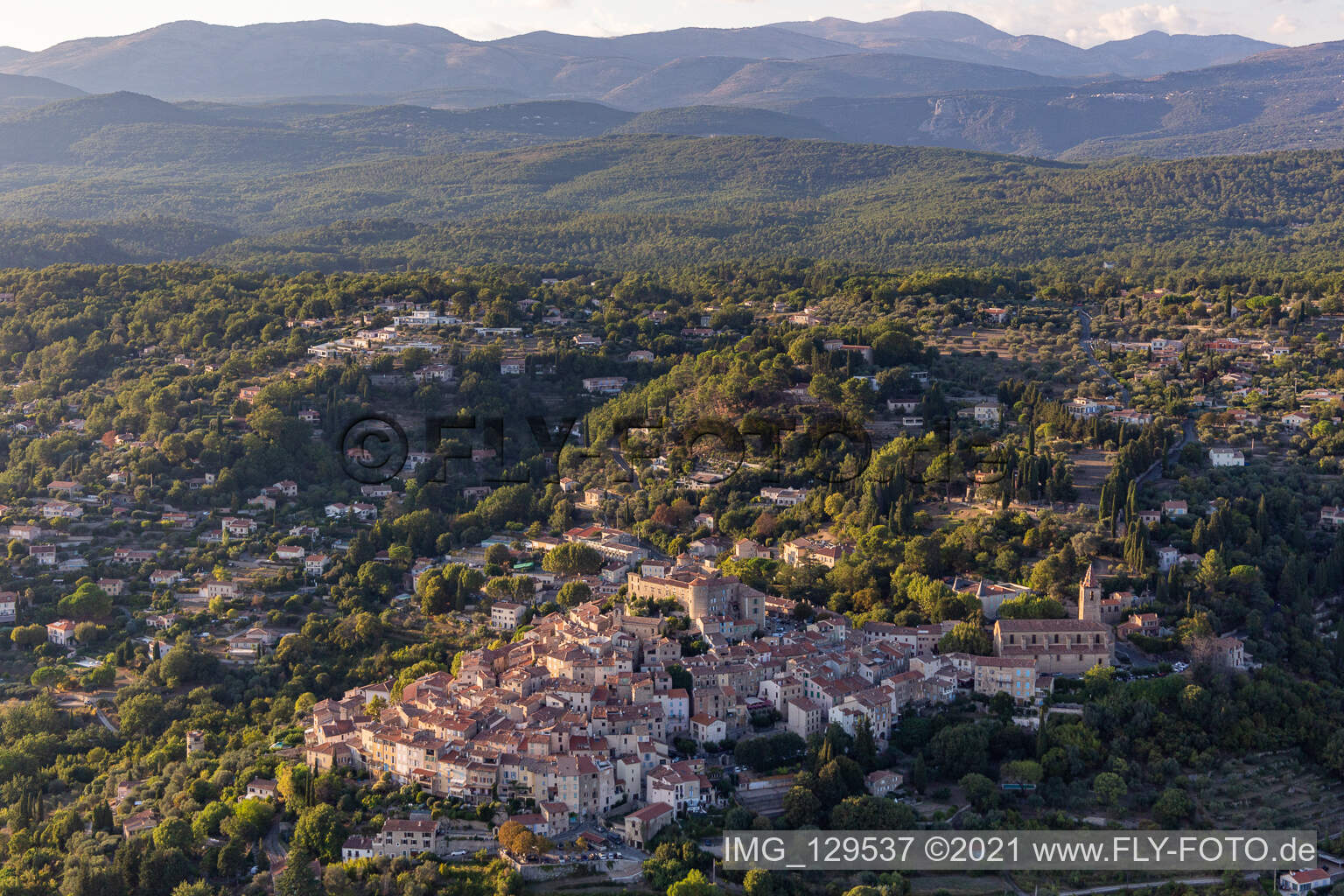Drohnenbild von Callian im Bundesland Var, Frankreich