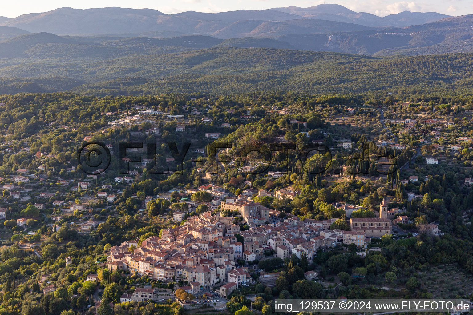 Drohnenbild von Callian im Bundesland Var, Frankreich