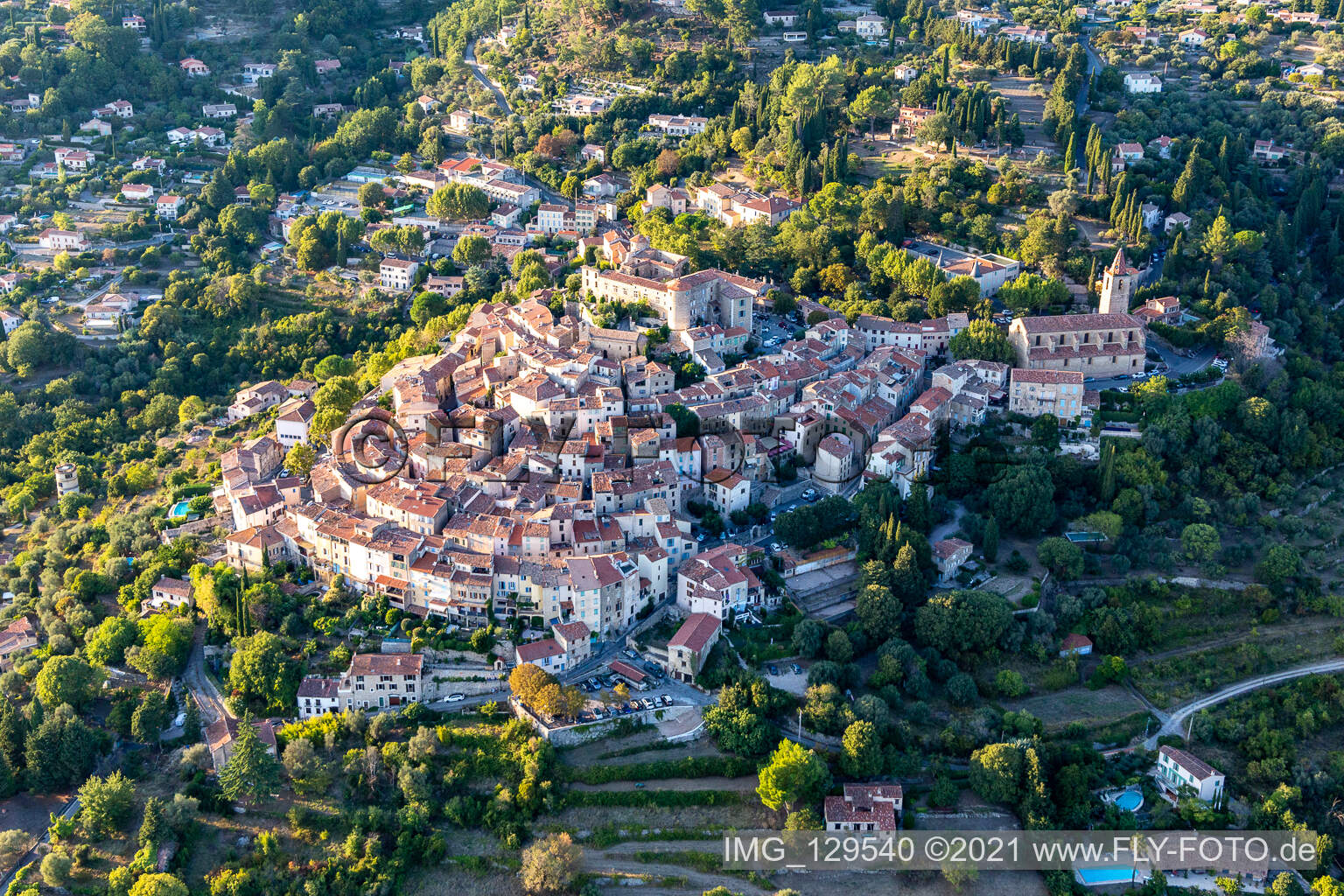 Callian im Bundesland Var, Frankreich aus der Drohnenperspektive