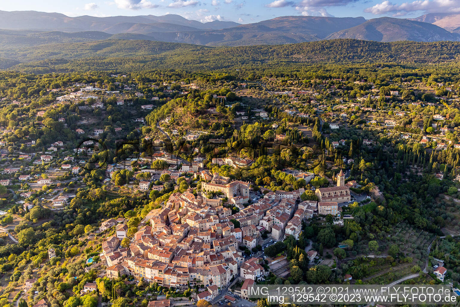 Historische Ortsansicht der Straßen und Häuser der Wohngebiete auf einem Hügel im Var in Callian in Provence-Alpes-Cote d'Azur, Frankreich