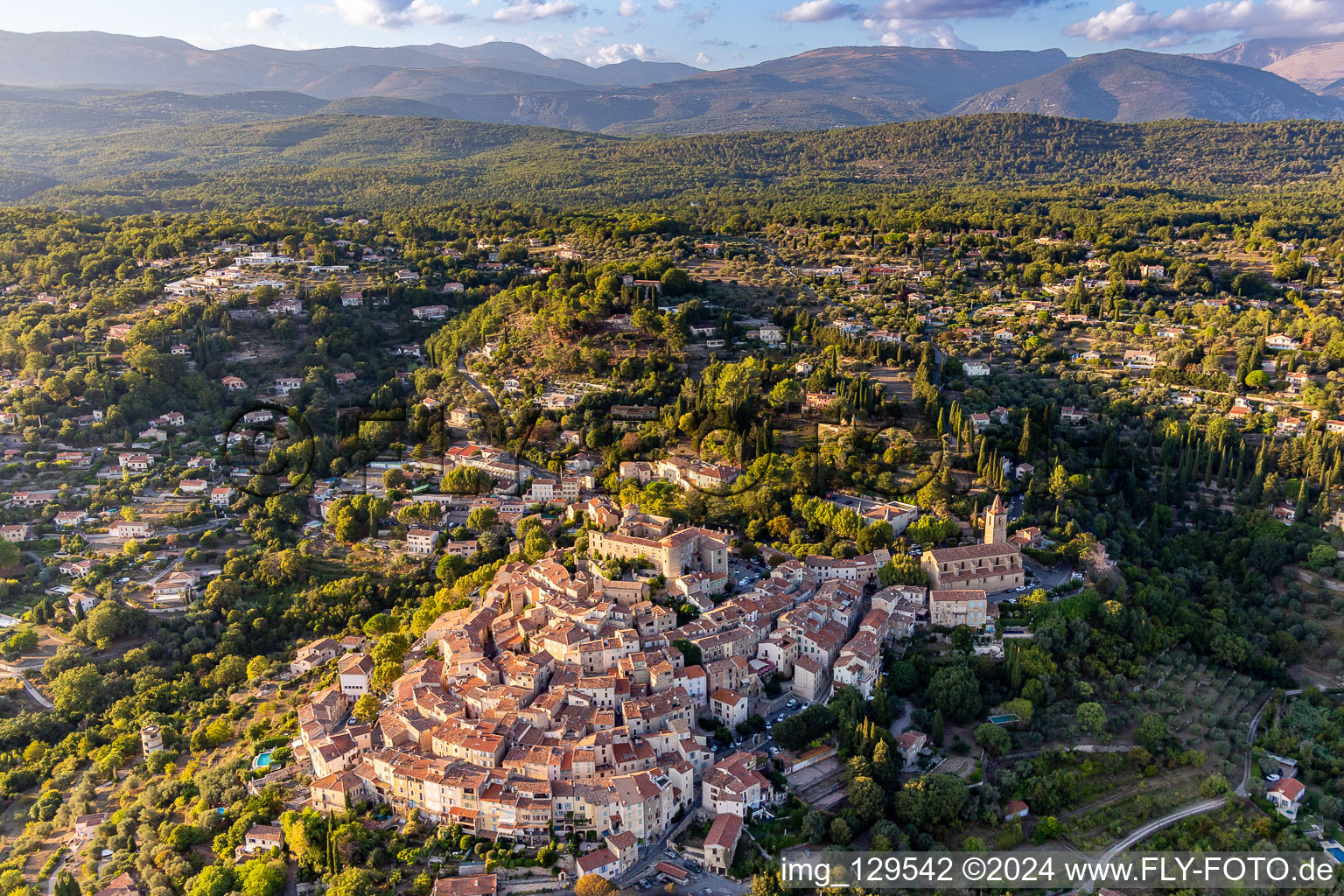 Historische Ortsansicht der Straßen und Häuser der Wohngebiete auf einem Hügel im Var in Callian in Provence-Alpes-Cote d'Azur, Frankreich