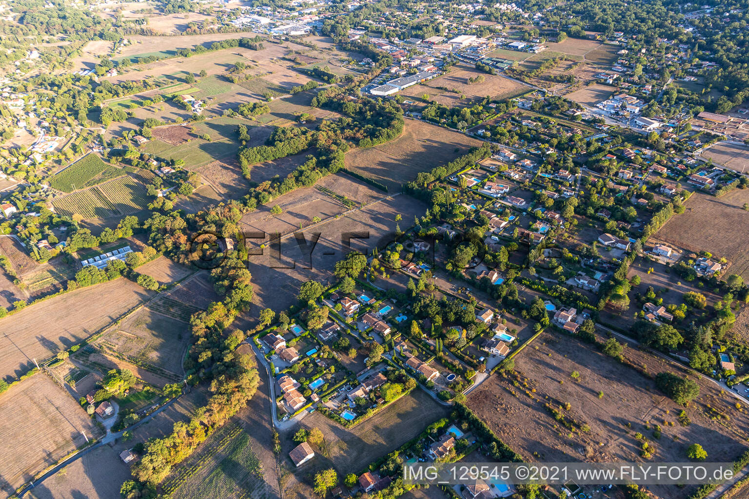 Callian im Bundesland Var, Frankreich von der Drohne aus gesehen