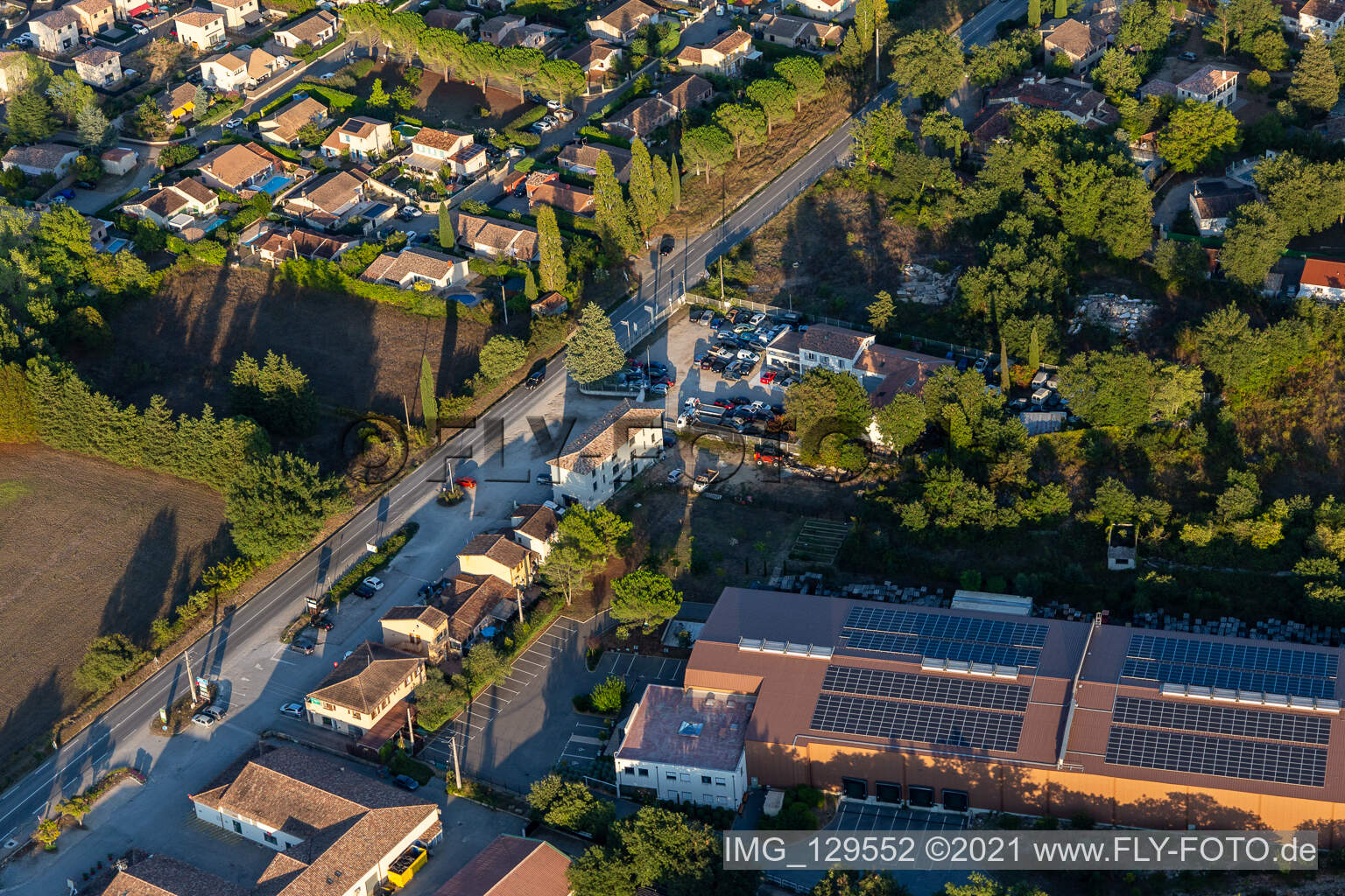 Drohnenbild von Montauroux im Bundesland Var, Frankreich