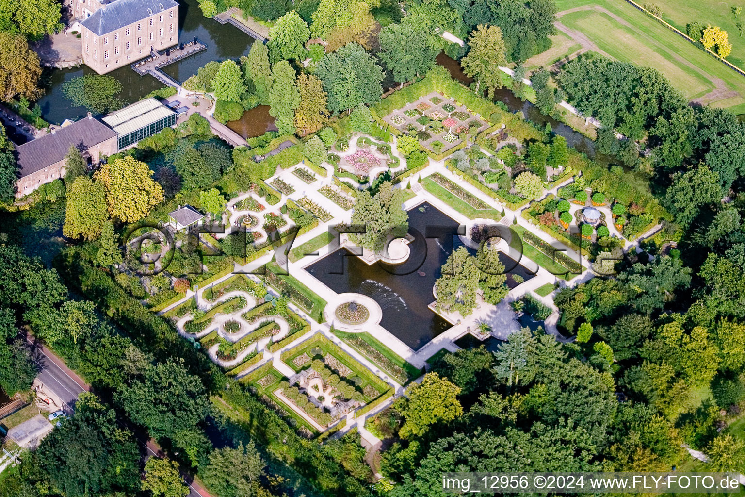 Schrägluftbild von Gebäude und Schloßpark- Anlagen des Wasserschloß Kasteeltuinen Arcen in Arcen in Limburg, Niederlande