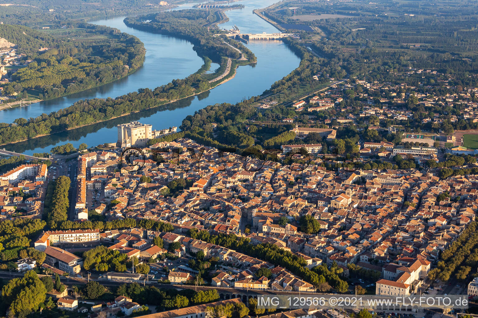 Luftbild von Château de Tarascon über der Rhone im Bundesland Bouches-du-Rhône, Frankreich