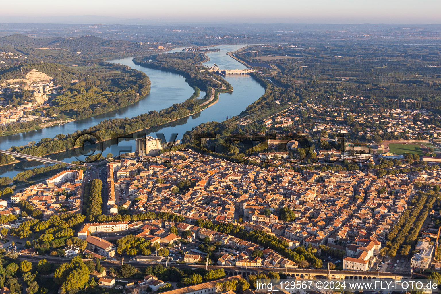 Stadtansicht am Ufer des Flußverlaufes der Rhone mit dem Schloß Château de Tarascon in Tarascon in Provence-Alpes-Cote d'Azur im Bundesland Bouches-du-Rhône, Frankreich