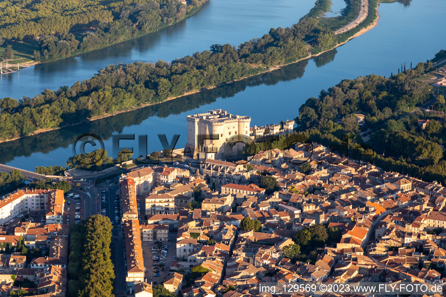 Luftbild von Stadtansicht am Ufer des Flußverlaufes der Rhone mit dem Schloß Château de Tarascon in Tarascon in Provence-Alpes-Cote d'Azur im Bundesland Bouches-du-Rhône, Frankreich