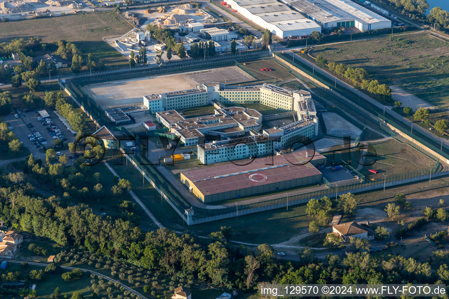 Luftbild von Gefängnis- Gelände und Sicherheitsumzäunung der Justizvollzugsanstalt Justizvollzugsanstalt Centre de Détention De Tarascon in Tarascon in Provence-Alpes-Cote d'Azur. Nur für redaktionelle Nutzung freigegeben im Bundesland Bouches-du-Rhône, Frankreich