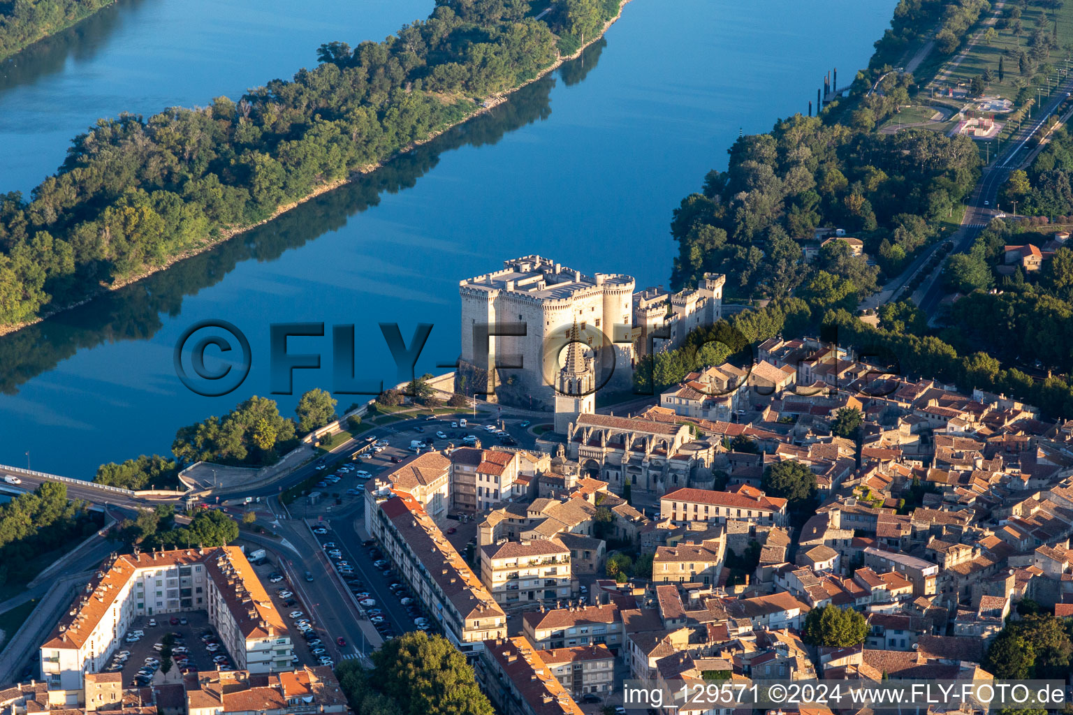 Luftaufnahme von Château de Tarascon über der Rhone im Bundesland Bouches-du-Rhône, Frankreich