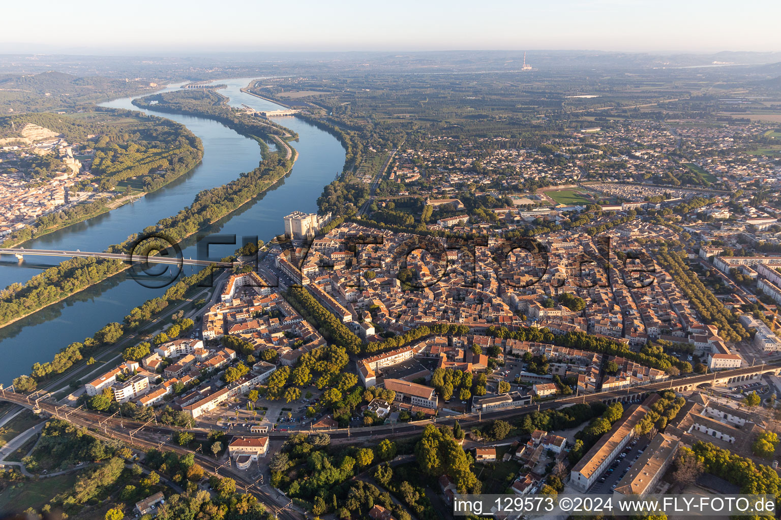 Schrägluftbild von Château de Tarascon über der Rhone im Bundesland Bouches-du-Rhône, Frankreich