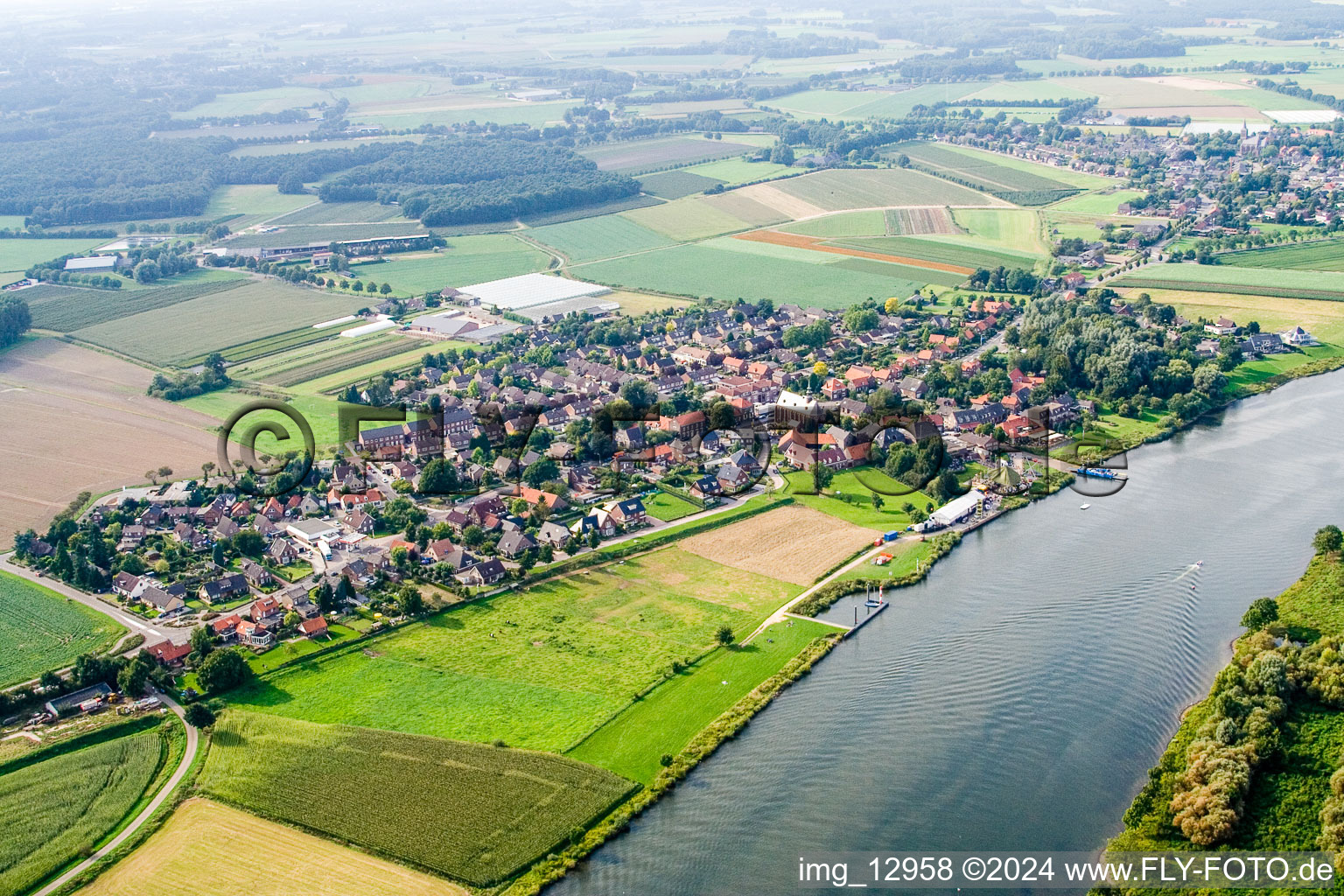 Dorfkern an den Fluß- Uferbereichen der Maas in Broekhuizen in Limburg, Niederlande