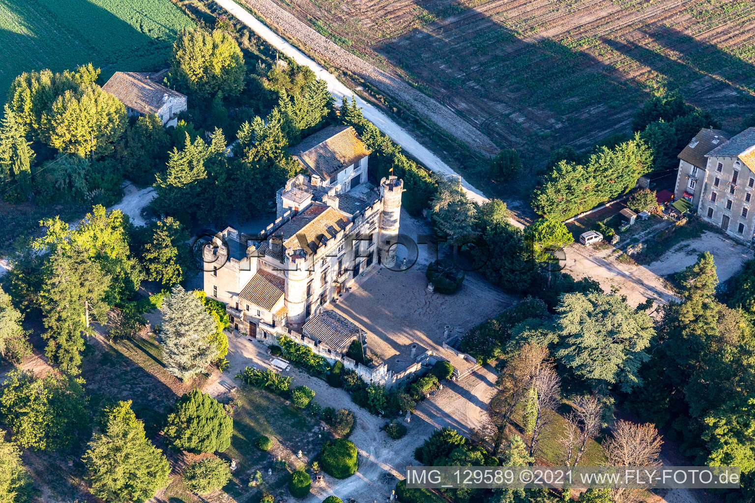 Clamasix Domaine Breuil in Graveson im Bundesland Bouches-du-Rhône, Frankreich von oben