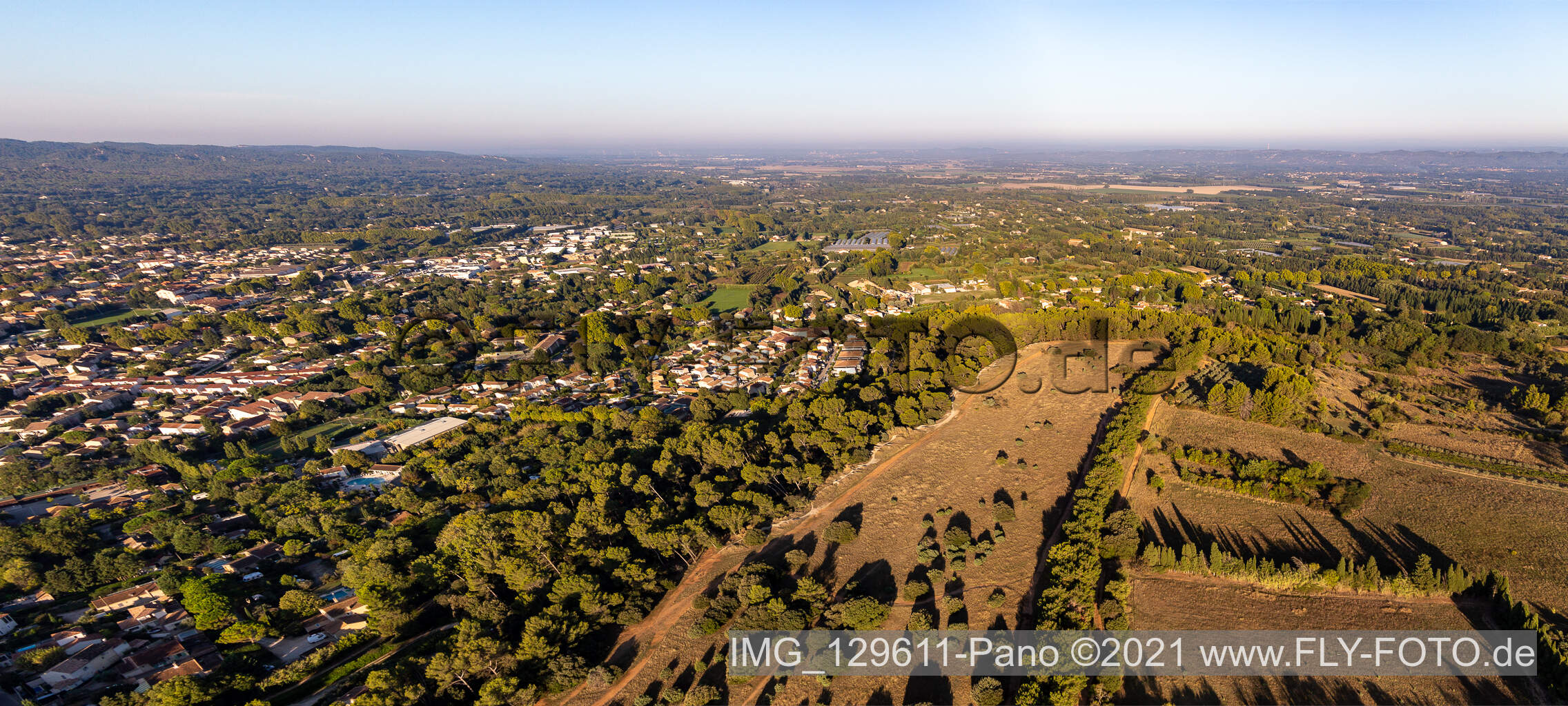 Luftbild von La plaine de Crau in Saint-Rémy-de-Provence im Bundesland Bouches-du-Rhône, Frankreich