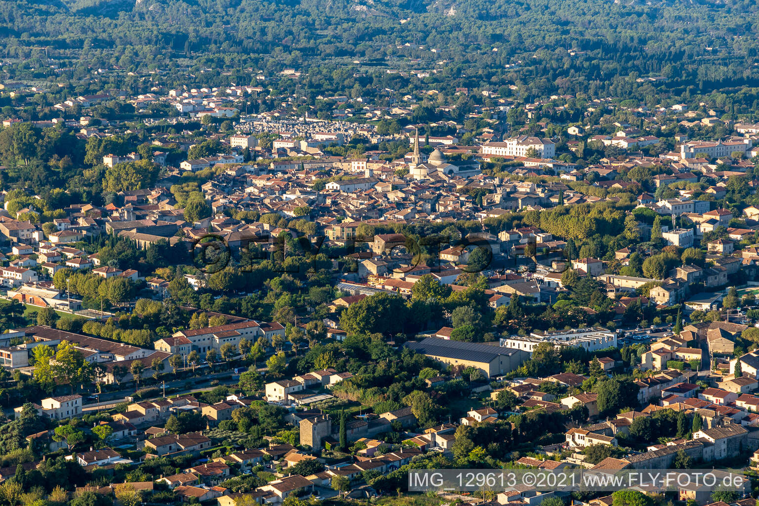 Schrägluftbild von Saint-Rémy-de-Provence im Bundesland Bouches-du-Rhône, Frankreich