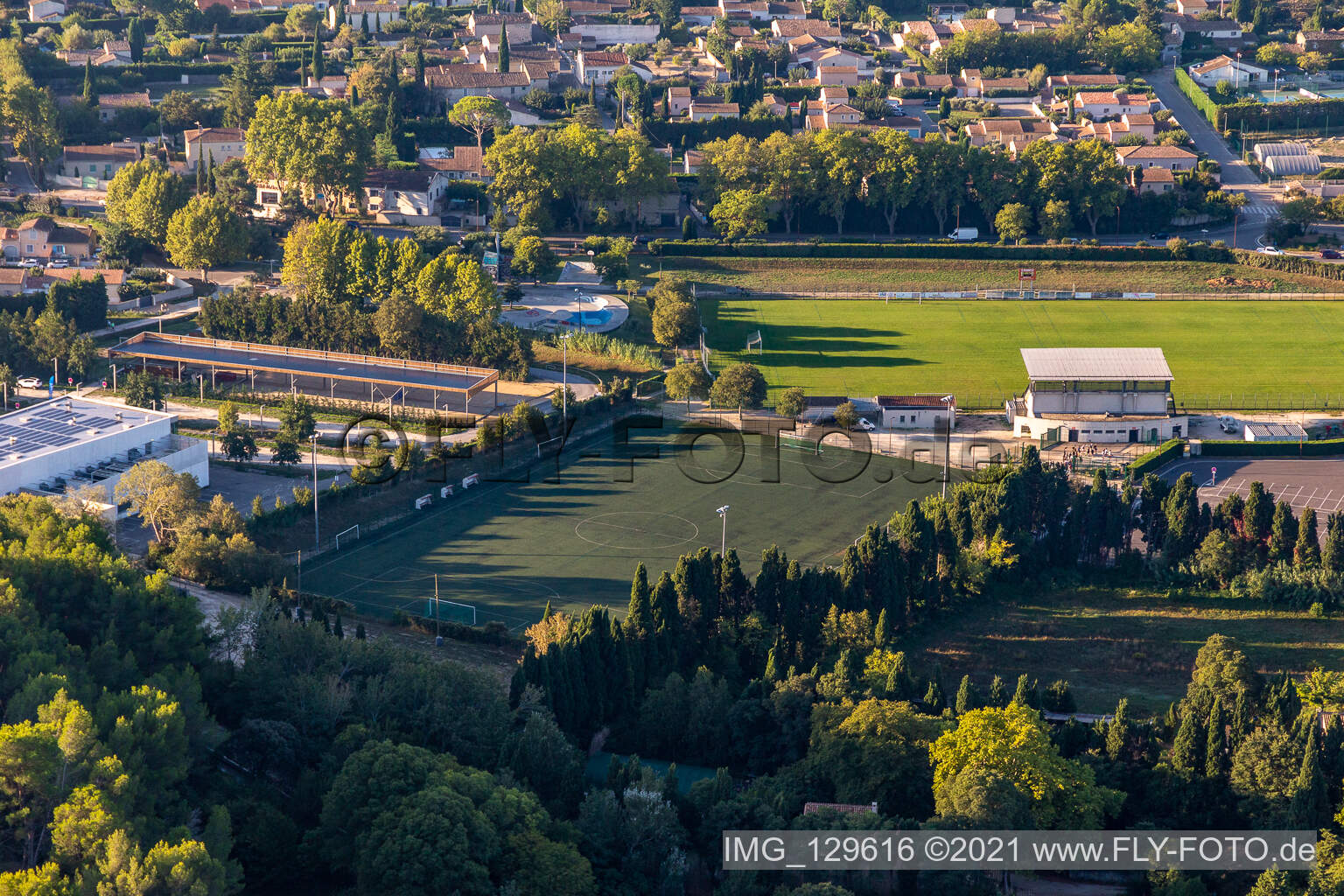 Luftaufnahme von Stade de la Petite Crau in Saint-Rémy-de-Provence im Bundesland Bouches-du-Rhône, Frankreich