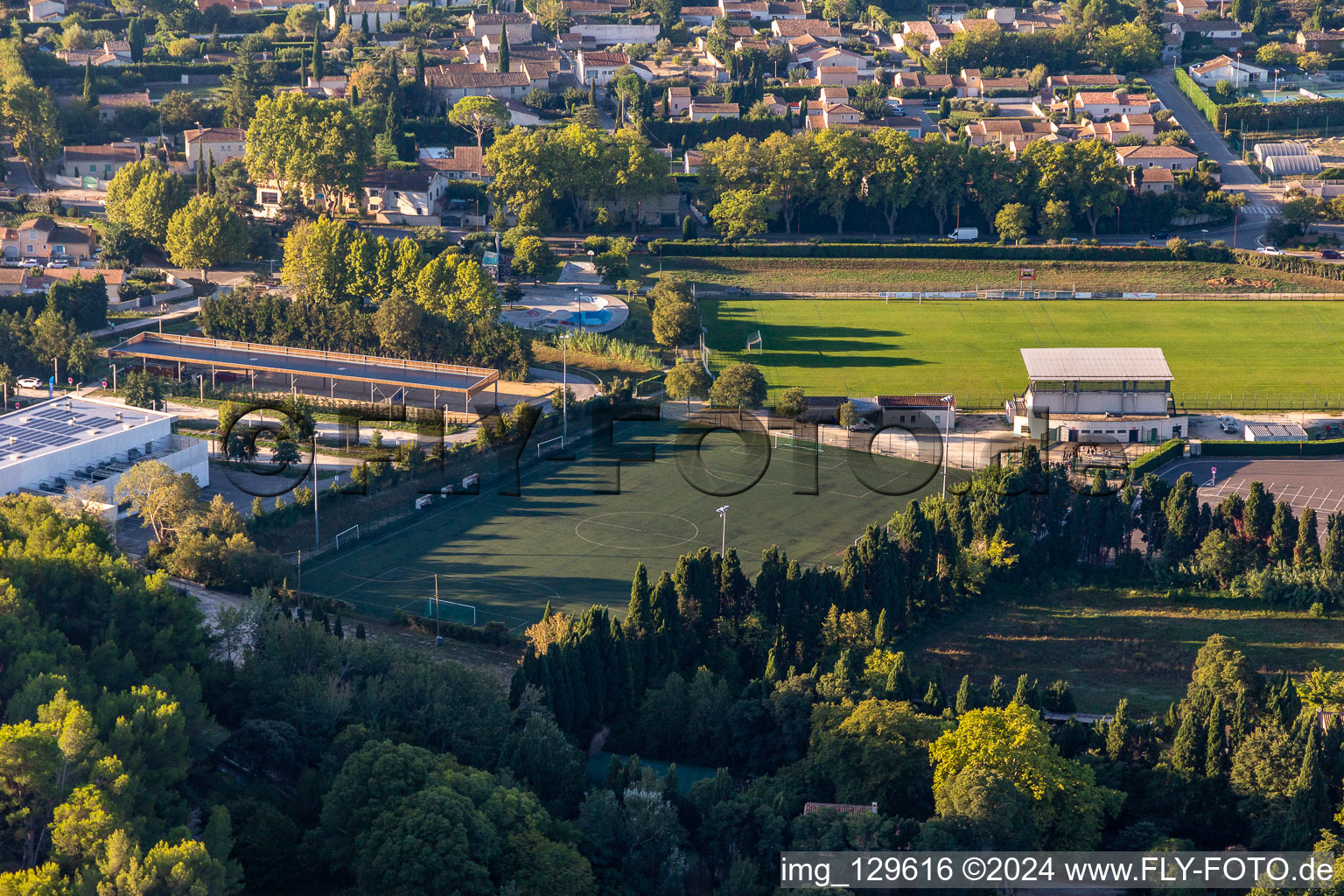 Luftaufnahme von Stade de la Petite Crau im Ortsteil Partie Nord Est in Saint-Rémy-de-Provence im Bundesland Bouches-du-Rhône, Frankreich