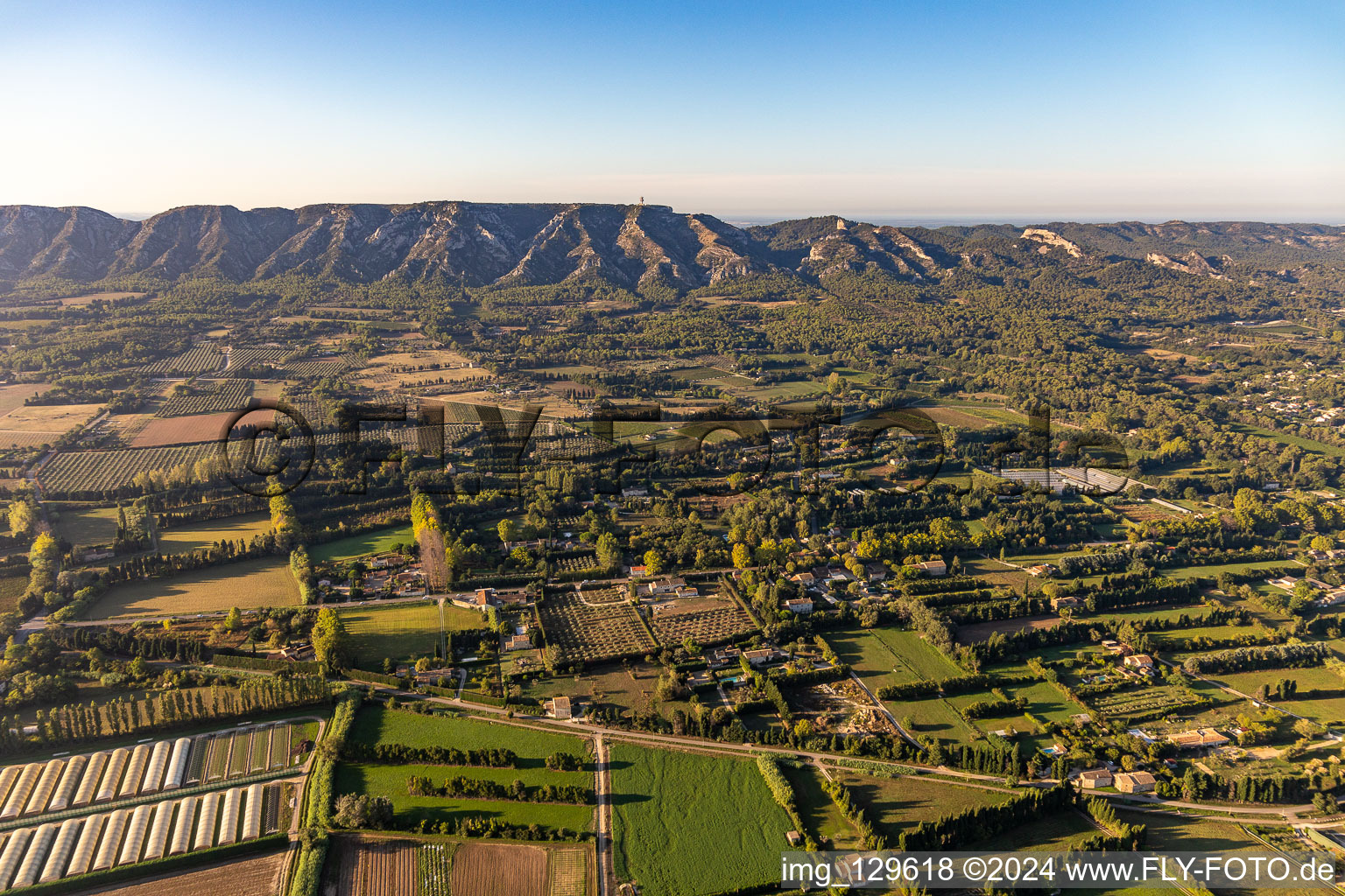 Massif des Alpilles,  Château Romanin in Saint-Rémy-de-Provence im Bundesland Bouches-du-Rhône, Frankreich