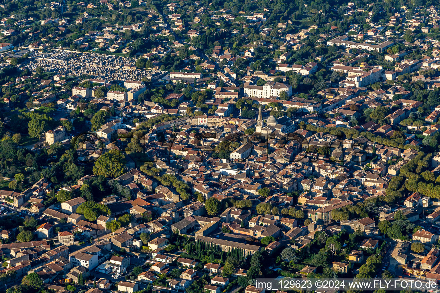 Luftbild von Vieux Ville im Ortsteil Partie Nord Est in Saint-Rémy-de-Provence im Bundesland Bouches-du-Rhône, Frankreich