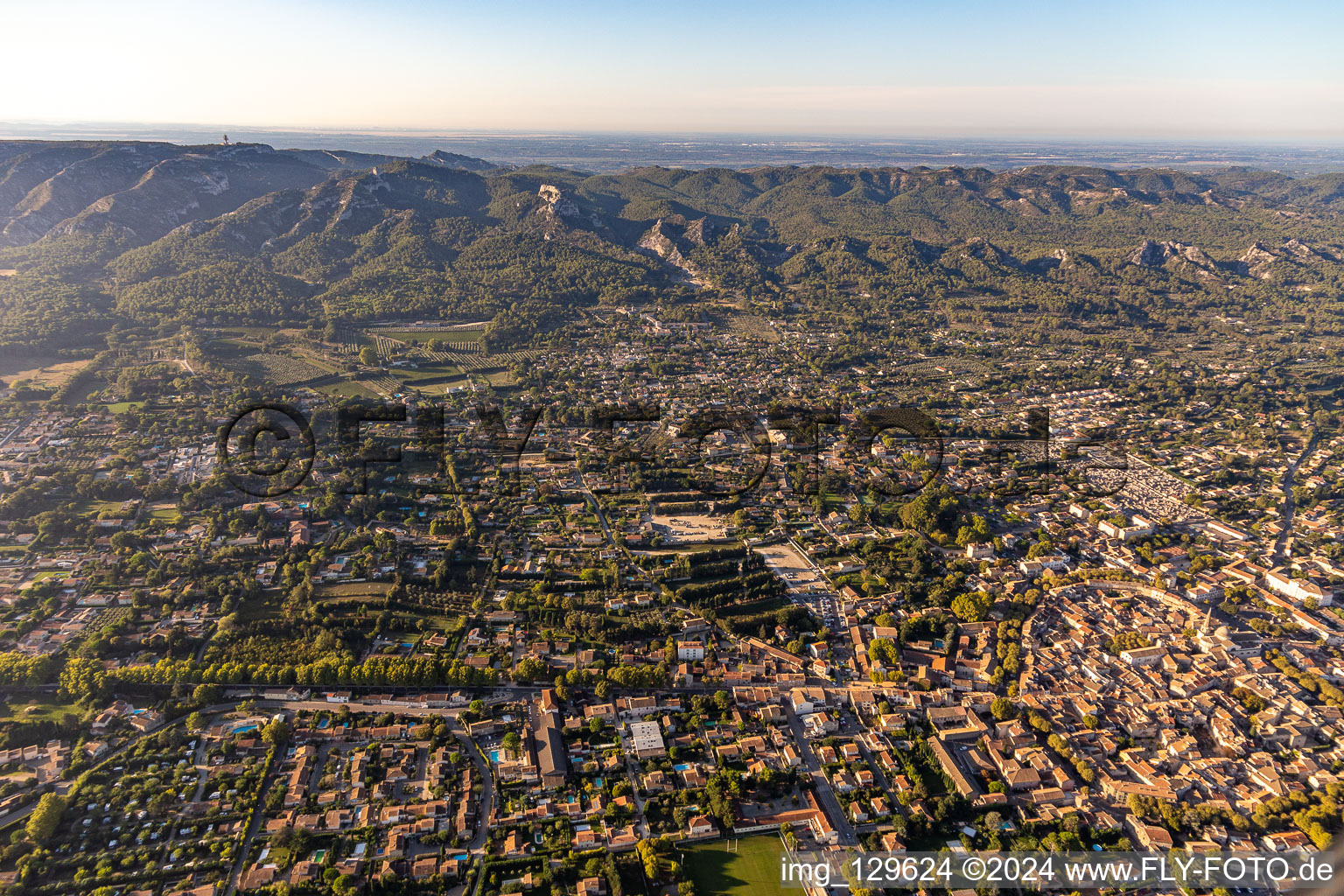 Massif des Alpilles im Ortsteil Ceinture Centre Ville in Saint-Rémy-de-Provence im Bundesland Bouches-du-Rhône, Frankreich