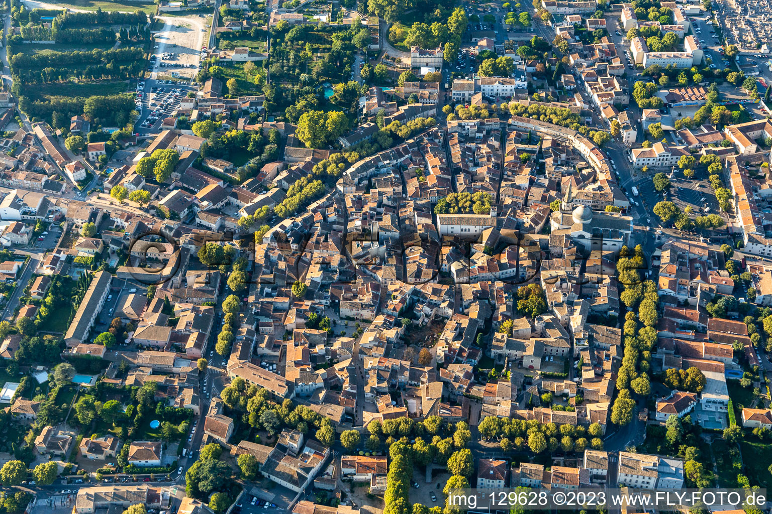 Altstadtbereich und Innenstadtzentrum in Saint-Remy-de-Provence in Provence-Alpes-Cote d'Azur in Saint-Rémy-de-Provence im Bundesland Bouches-du-Rhône, Frankreich
