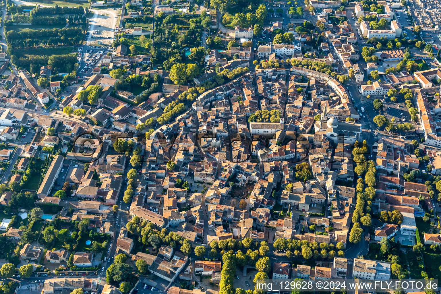 Altstadtbereich und Innenstadtzentrum in Saint-Remy-de-Provence in Provence-Alpes-Cote d'Azur in Saint-Rémy-de-Provence im Bundesland Bouches-du-Rhône, Frankreich