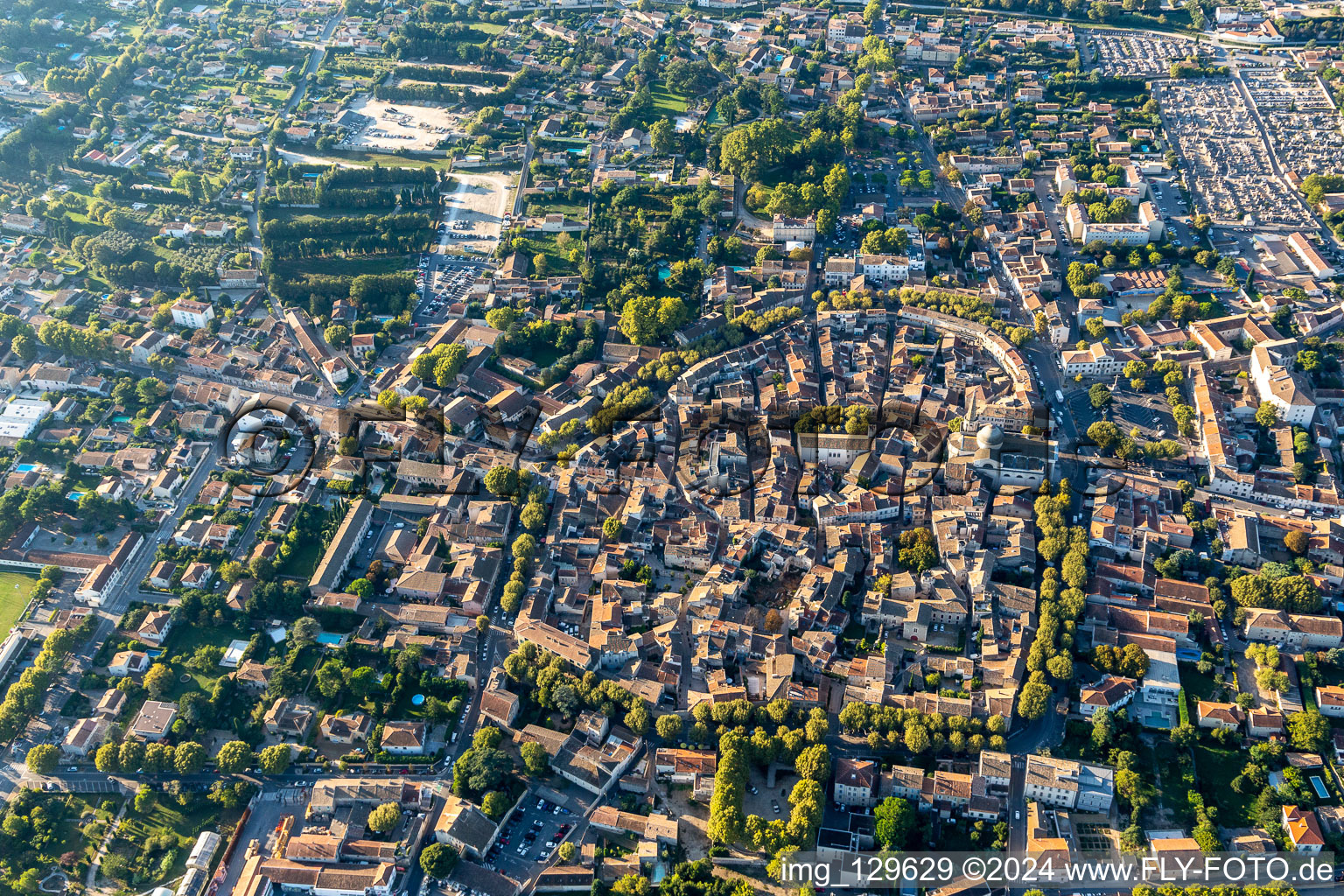 Luftbild von Altstadtbereich und Innenstadtzentrum in Saint-Remy-de-Provence in Provence-Alpes-Cote d'Azur in Saint-Rémy-de-Provence im Bundesland Bouches-du-Rhône, Frankreich