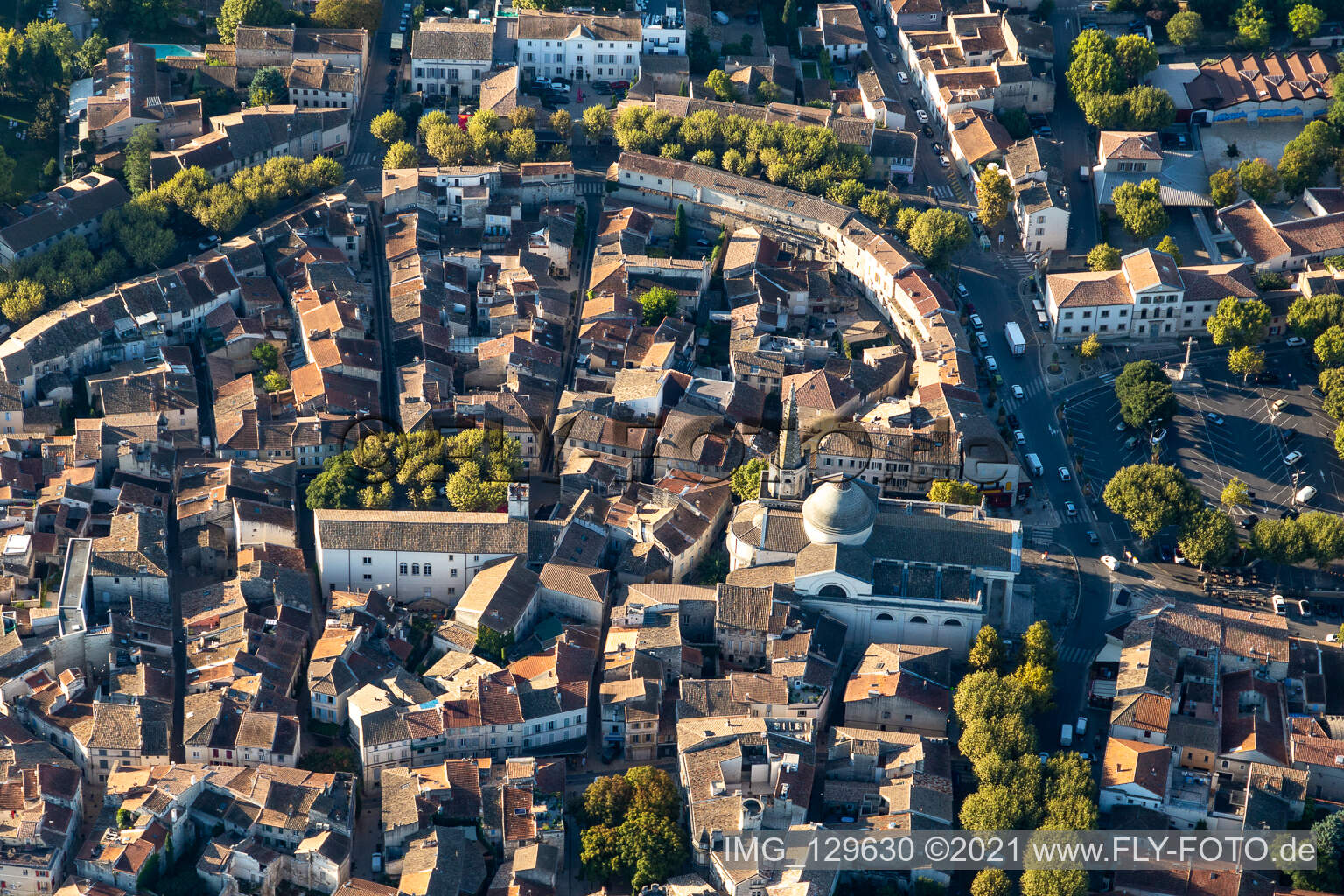 Luftaufnahme von Altstadtbereich und Innenstadtzentrum in Saint-Remy-de-Provence in Provence-Alpes-Cote d'Azur in Saint-Rémy-de-Provence im Bundesland Bouches-du-Rhône, Frankreich