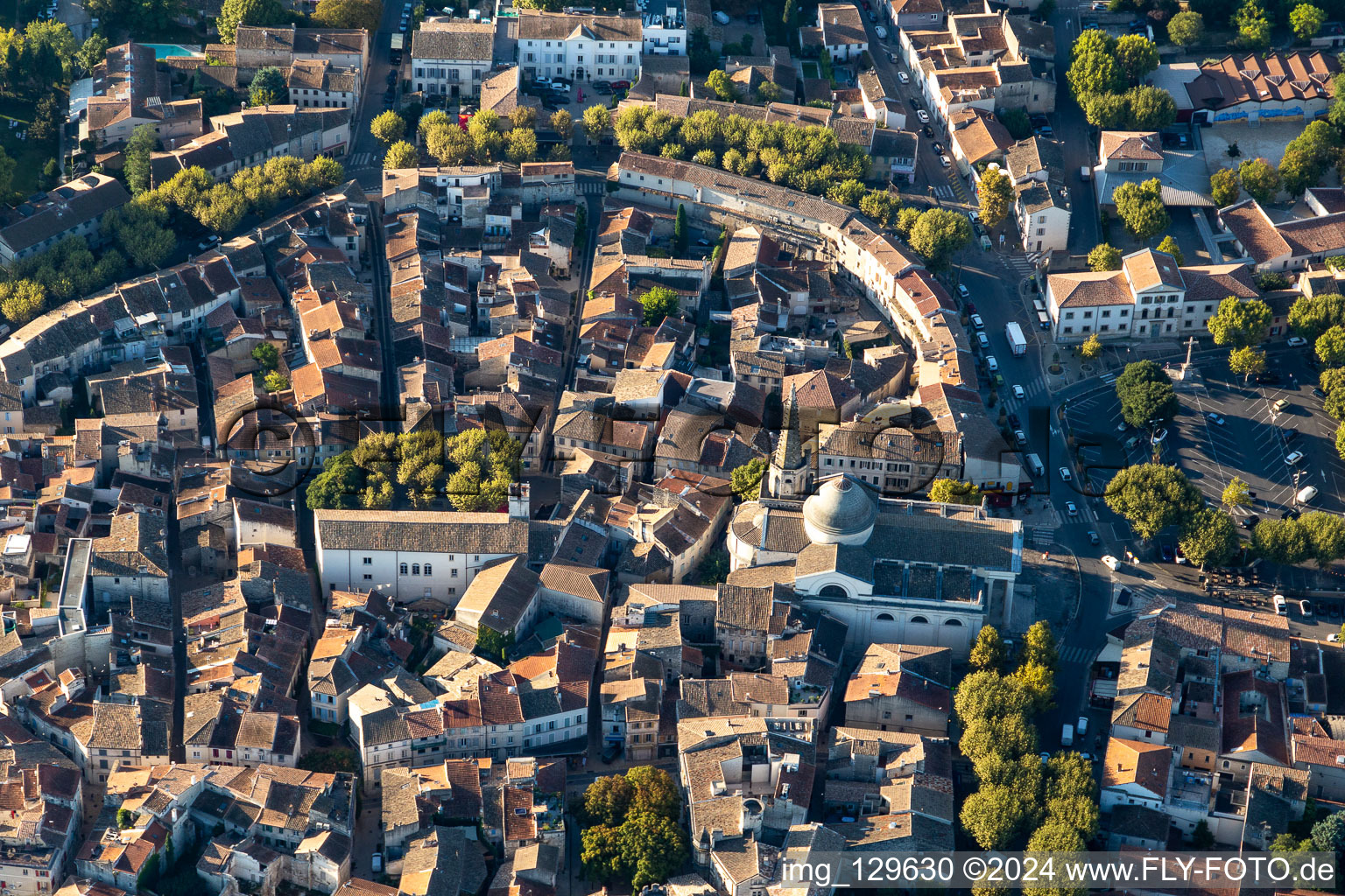 Luftaufnahme von Altstadtbereich und Innenstadtzentrum in Saint-Remy-de-Provence in Provence-Alpes-Cote d'Azur in Saint-Rémy-de-Provence im Bundesland Bouches-du-Rhône, Frankreich