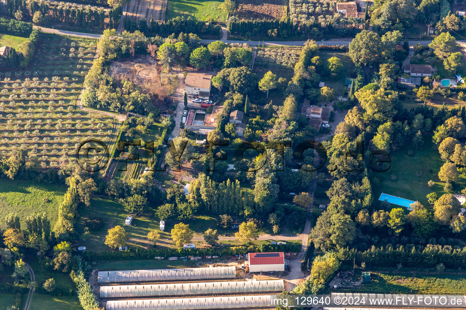 Luftbild von Camping A La Ferme in Saint-Rémy-de-Provence im Bundesland Bouches-du-Rhône, Frankreich