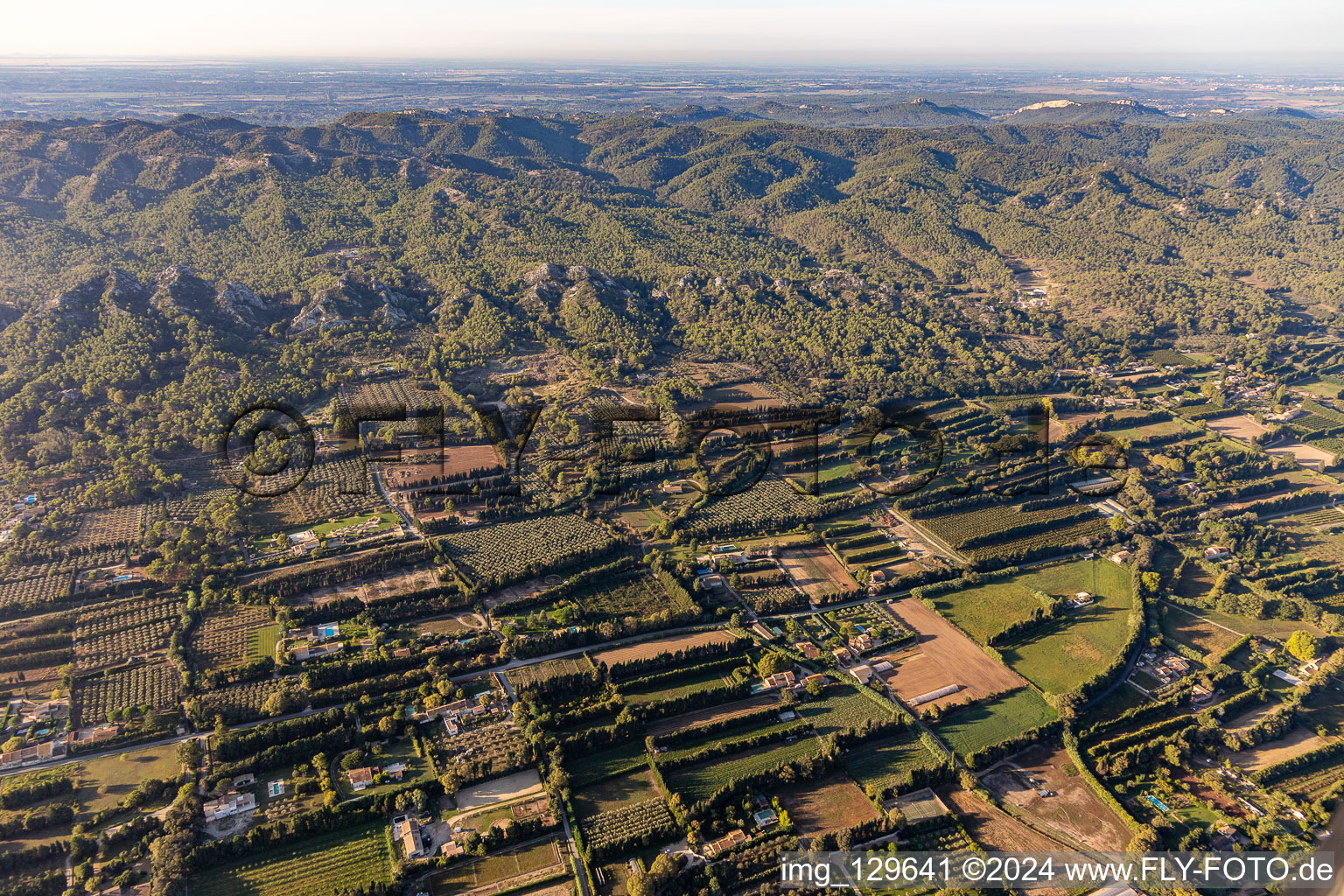 Massif des Alpilles in Saint-Rémy-de-Provence im Bundesland Bouches-du-Rhône, Frankreich von oben