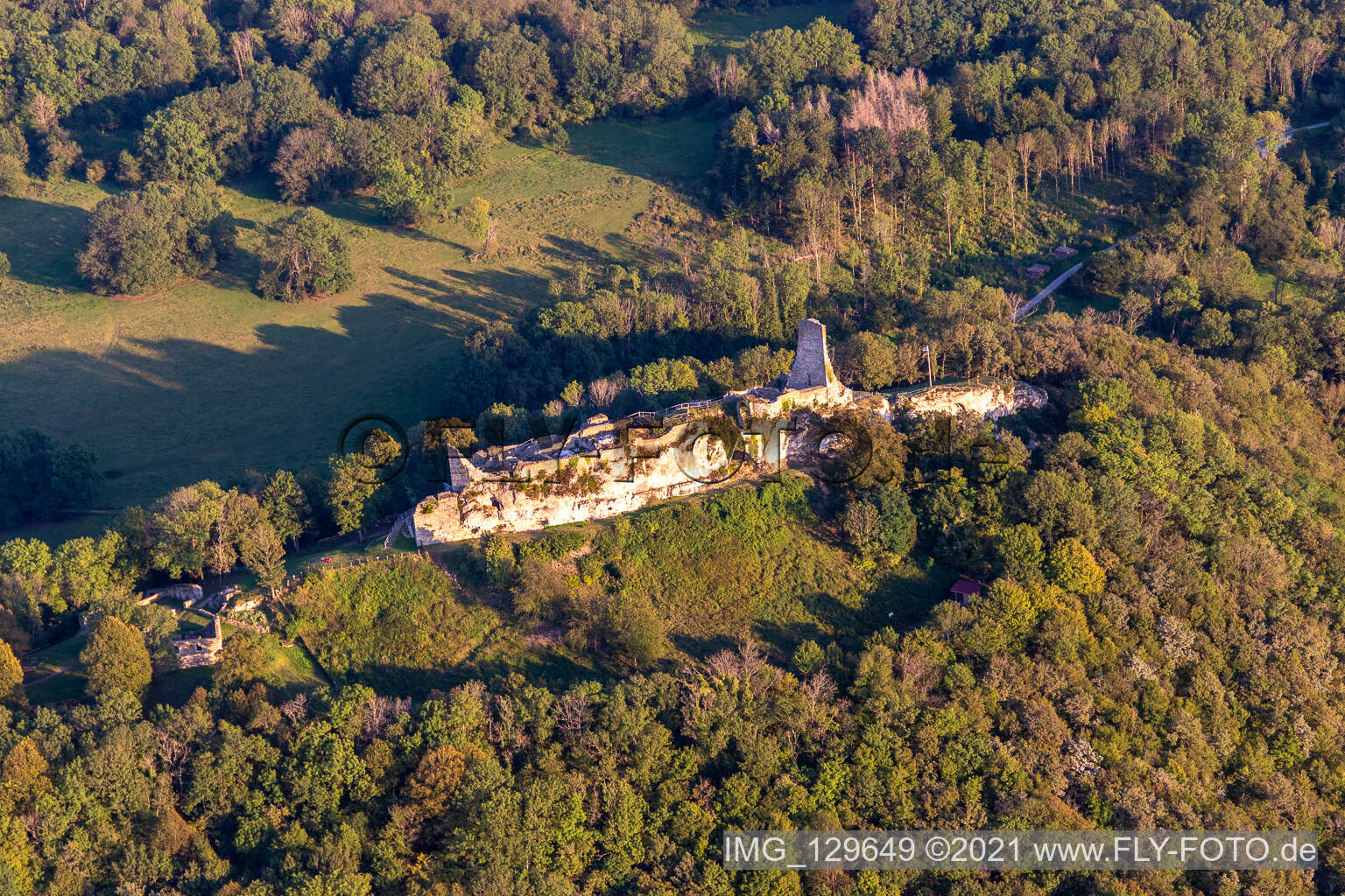 Luftbild von Château fort en ruine de Montfaucon im Bundesland Doubs, Frankreich