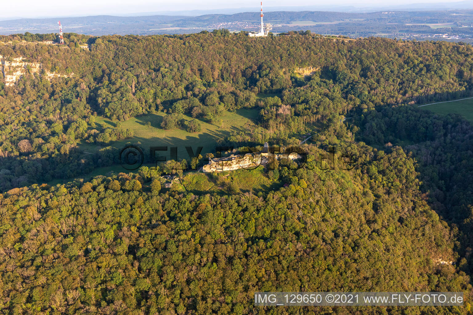 Luftaufnahme von Château fort en ruine de Montfaucon im Bundesland Doubs, Frankreich