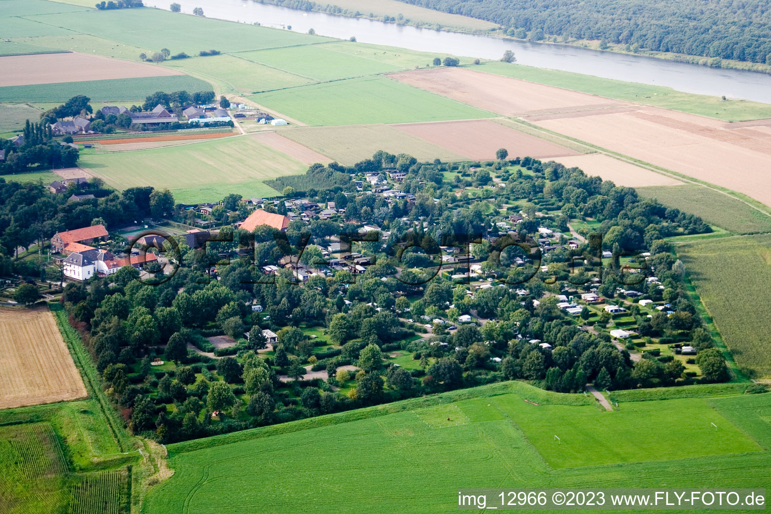 Schrägluftbild von De Hamert im Bundesland Limburg, Niederlande