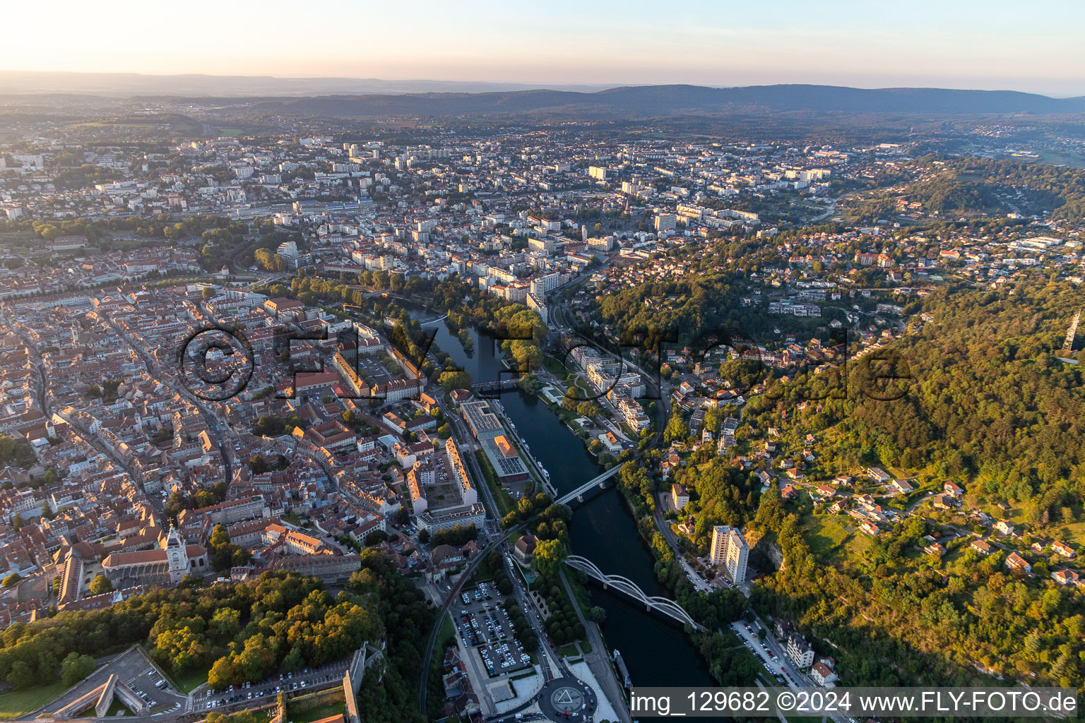Luftbild von Altstadtbereich und Innenstadtzentrum in einer Flußschleife des Doubs in Besançon in Bourgogne-Franche-Comte, Frankreich