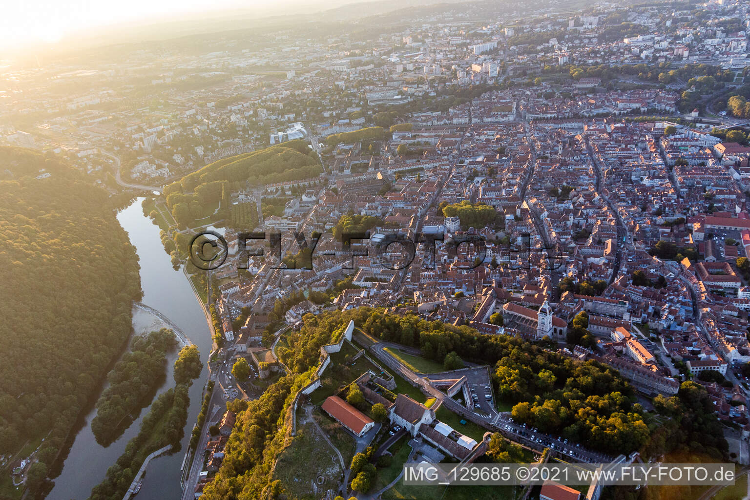 Luftaufnahme von Vieux ville vue du Citadelle in Besançon im Bundesland Doubs, Frankreich