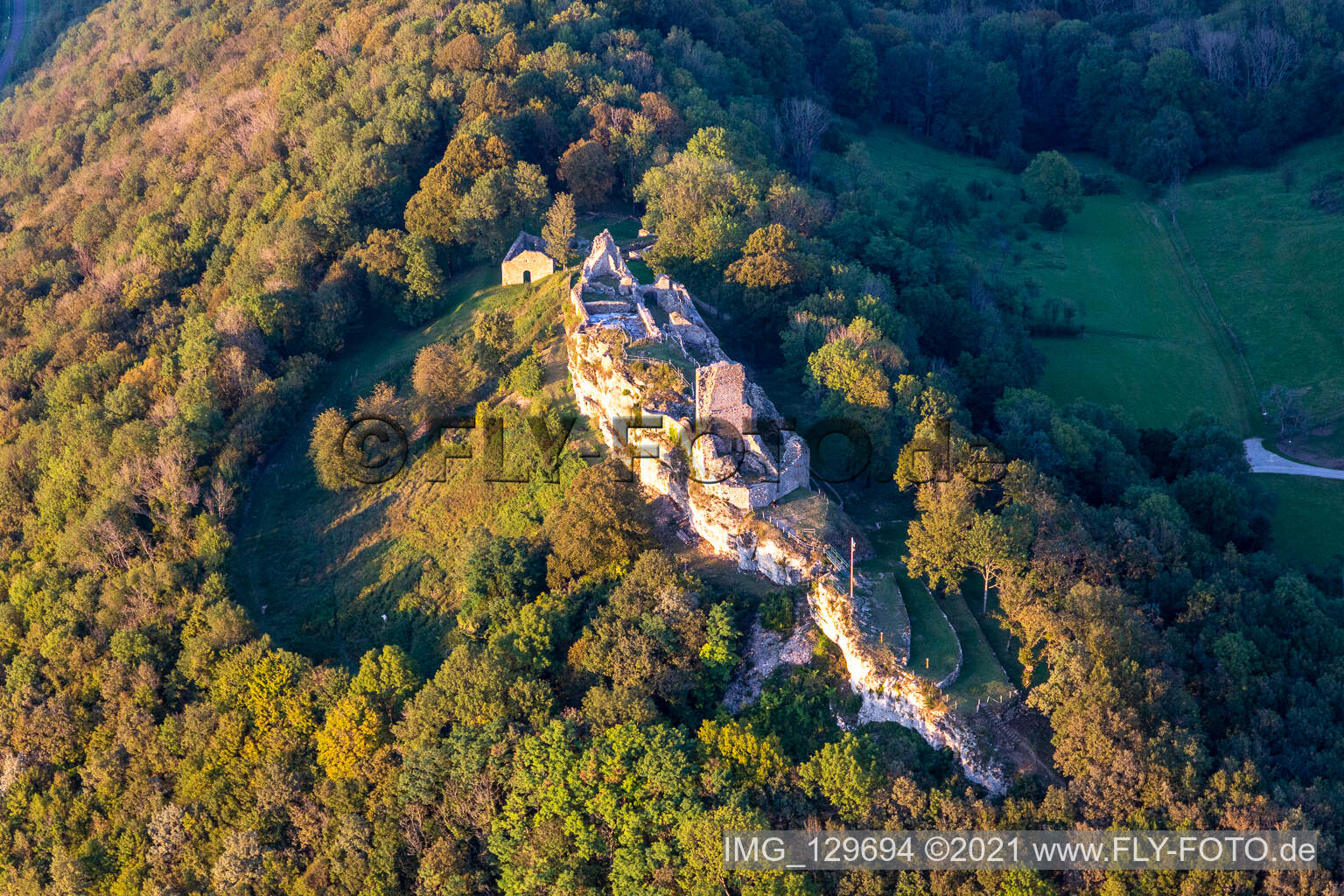 Luftbild von Château fort en ruine de, Belvedere et Fointaine Montfaucon sur le Doubs, Frankreich