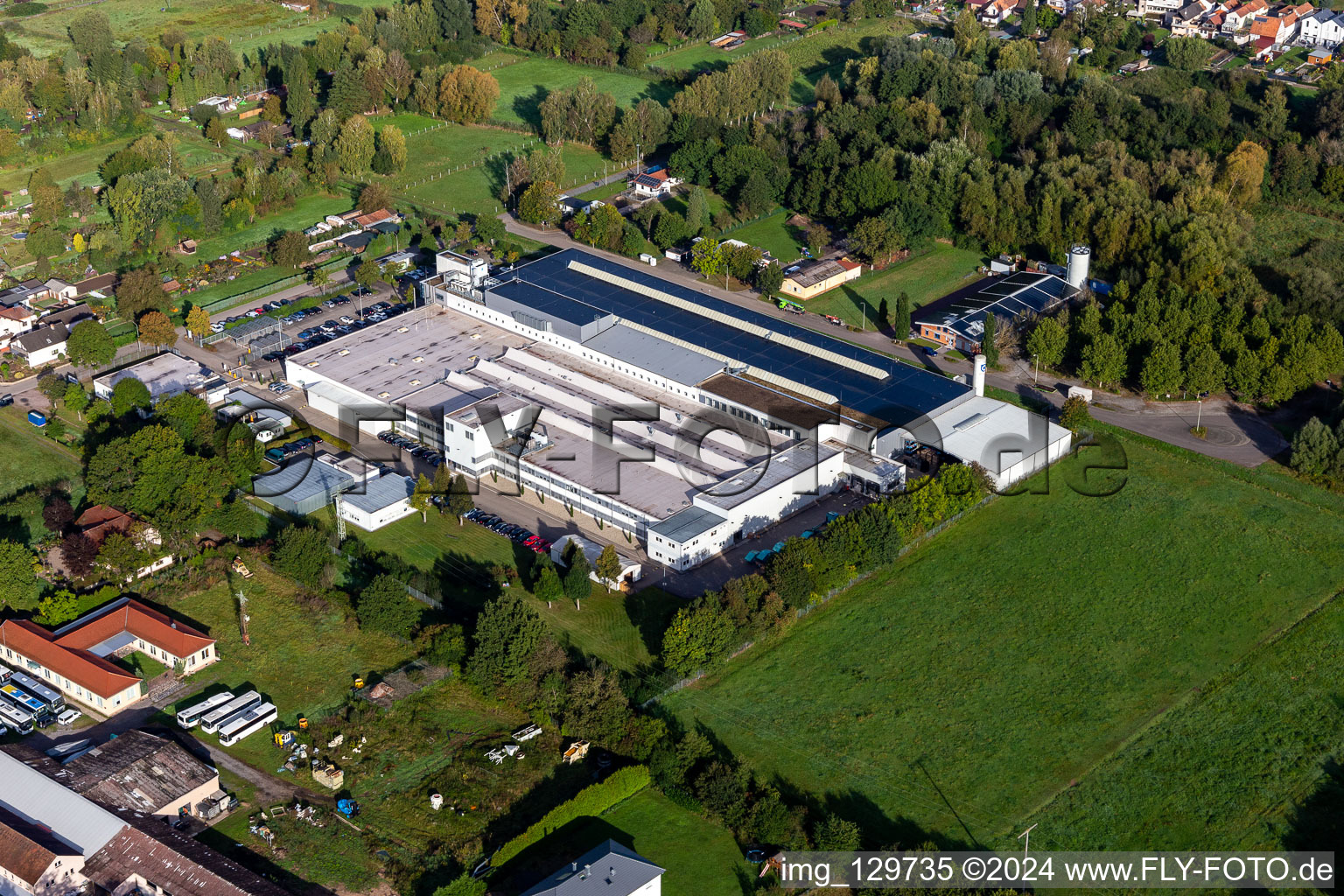 Schrägluftbild von Gebäude und Produktionshallen auf dem Werksgelände des Unternehmens Webasto Mechatronics an der Industriestraße in Schaidt in Wörth am Rhein im Bundesland Rheinland-Pfalz, Deutschland